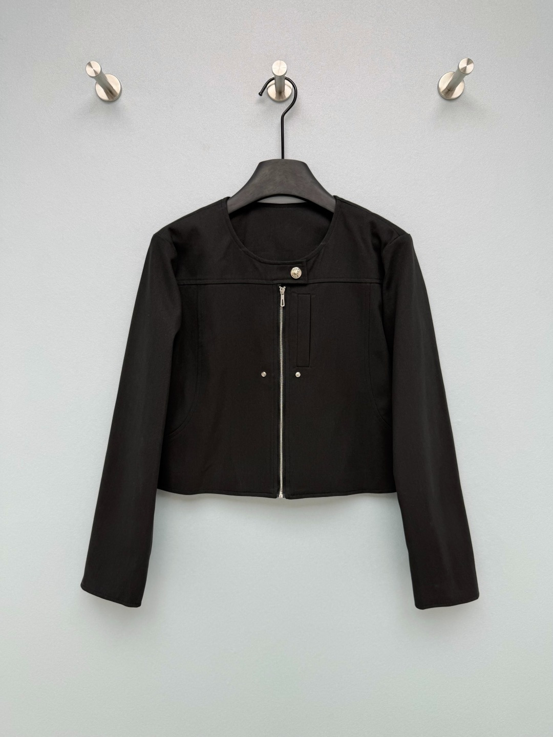 NO:821404,HERME*26 new jacket  Round neck + short design, neat and tall, just stuck at the waistline, easily optimize body proportions, metal zipper pullers and hardware are branded, neatly routed, high-end hardware texture, low-key to highlight the brand identity, details are eye-catching. White is clean and refreshing, black is cool and slim, navy blue is calm and intellectual, burgundy is retro Hong Kong style, with a sense of atmosphere ~ 3 colors and 4 sizes SMLXL, Hermès - clothing, hermes, hermes, jackets &  coats,19860909HERME*26新款外套 圆领+短款设计,利落又显高,刚好卡在腰线位置,轻松优化身材比例,的金属拉链头与五金件都带有品牌标识,走线工整,五金质感高级,低调彰显品牌身份,细节控一眼心动.白色干净清爽、黑色酷飒显瘦、藏蓝色沉稳知性、酒红色复古港风,自带氛围感~3色4码SMLXL,爱马仕-服装,hermes,hermes,jackets & coats,,Women's clothing