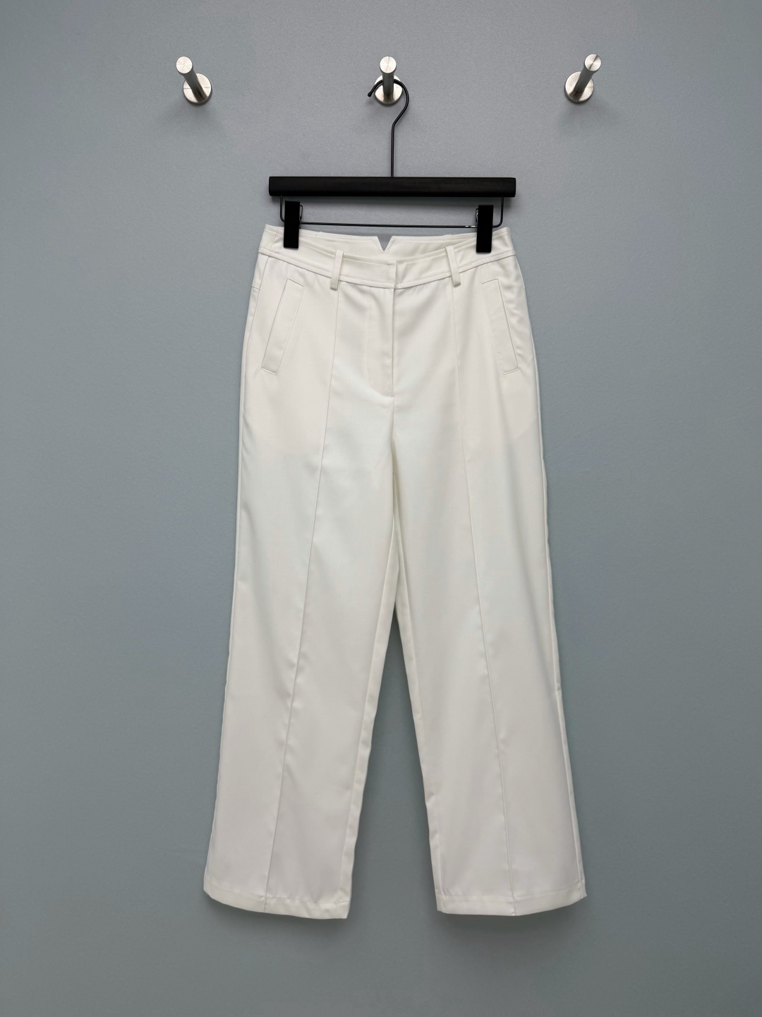 NO:821421,HERME*26 new small straight trousers, high waist + medium front pleats, small straight version, the upper body directly modifies the crotch line  The customized metal zipper pullers and hardware are all with brand logo, neat wiring, high-end hardware texture, low-key to highlight the brand identity, and the details are eye-catching. The white is clean and refreshing, the black is cool and slim, the navy is calm and intellectual, and the burgundy is retro Hong Kong style, with its own atmosphere ~ 3 colors and 4 sizes SMLXL, Hermès-clothing, hermes, hermes,19860909HERME*26新款小直筒长裤 高腰+前中压褶小直筒版型 上身直接修饰胯部线条 定制的金属拉链头与五金件都带有品牌标识,走线工整,五金质感高级,低调彰显品牌身份,细节控一眼心动.白色干净清爽、黑色酷飒显瘦、藏蓝色沉稳知性、酒红色复古港风,自带氛围感~3色4码SMLXL,爱马仕-服装,hermes,hermes,,Women's clothing