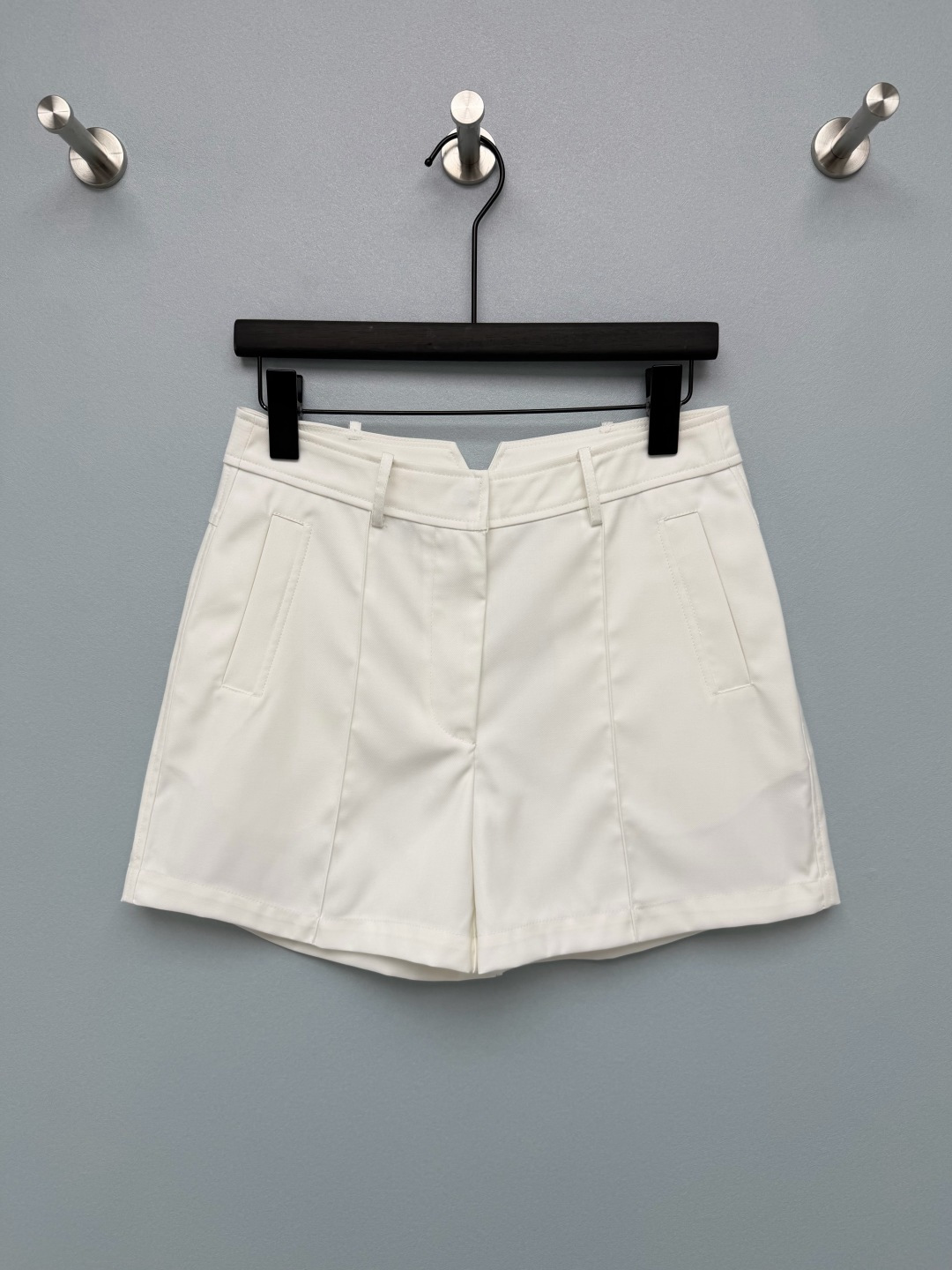 NO:821435,HERME*26 new shorts, high waist + medium front pleats, small wide legs, A version, the upper body directly modifies the crotch line  The customized metal zipper pullers and hardware are all with brand logo, neat wiring, high-end hardware texture, low-key to highlight the brand identity, and the details are eye-catching. The white is clean and refreshing, the black is cool and slim, the navy is calm and intellectual, and the burgundy is retro Hong Kong style, with its own atmosphere ~ 3 colors and 4 codes SMLXL, Hermès-clothing, hermes, hermes, shorts,19860909HERME*26新款短裤 高腰+前中压褶小阔腿A版型 上身直接修饰胯部线条 定制的金属拉链头与五金件都带有品牌标识,走线工整,五金质感高级,低调彰显品牌身份,细节控一眼心动.白色干净清爽、黑色酷飒显瘦、藏蓝色沉稳知性、酒红色复古港风,自带氛围感~3色4码SMLXL,爱马仕-服装,hermes,hermes,shorts,,Women's clothing