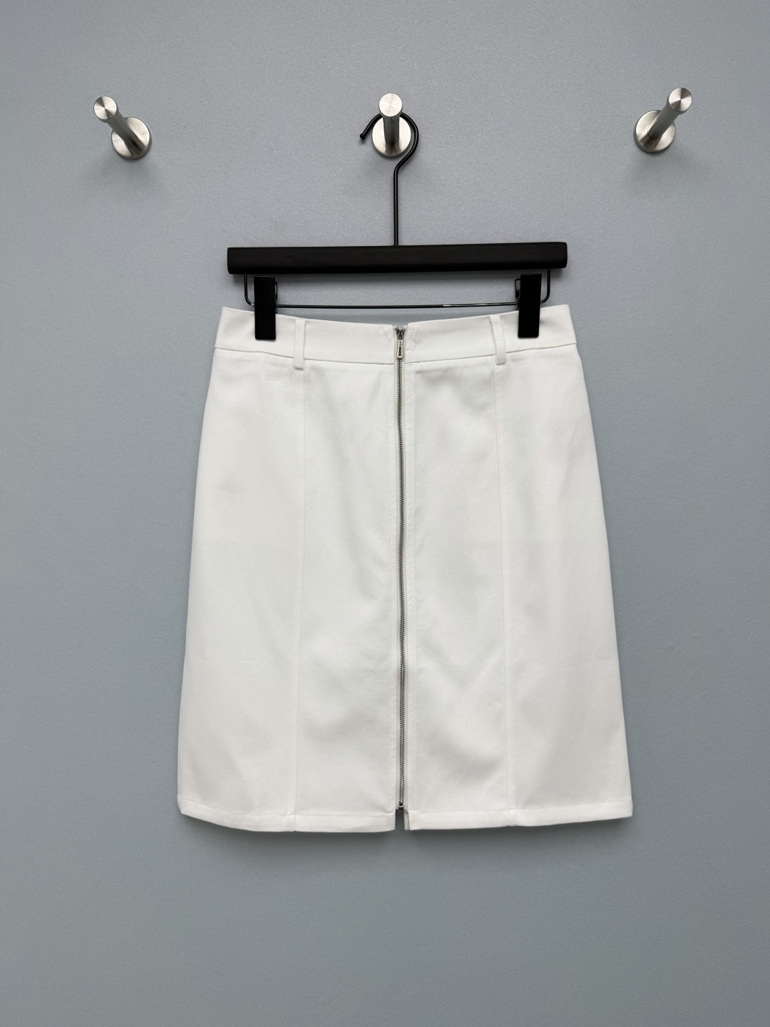 NO:821448,HERME*26 new skirt  The through-type metal zipper on the front has a great sense of design. The zipper is a neat A-line skirt, and the half-open skirt has a slit effect. The skirt can be worn multiple times and is very cost-effective. The customized metal zipper pullers and hardware are all branded with the brand logo. The lines are neatly routed, and the hardware texture is high-end, low-key highlighting the brand identity.  , details control the heart at a glance. White is clean and refreshing, black is cool and slimming, navy blue is calm and intellectual, burgundy is retro Hong Kong style, with its own atmosphere ~ 3 colors and 4 sizes SMLXL, Hermès-clothing, hermes, hermes, skirts,19860909HERME*26新款半裙 正面贯穿式金属拉链超有设计感,拉合是利落A字半裙,半开是开衩效果,一裙多穿性价比拉满定制的金属拉链头与五金件都带有品牌标识,走线工整,五金质感高级,低调彰显品牌身份,细节控一眼心动.白色干净清爽、黑色酷飒显瘦、藏蓝色沉稳知性、酒红色复古港风,自带氛围感~3色4码SMLXL,爱马仕-服装,hermes,hermes,skirts,,Women's clothing
