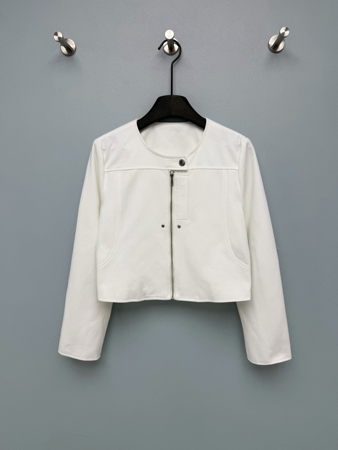 NO:821383,HERME*26 new jacket  Round neck + short design, neat and tall, just stuck at the waistline, easily optimize body proportions, metal zipper pullers and hardware are branded, neatly routed, high-end hardware texture, low-key to highlight the brand identity, details are eye-catching. White is clean and refreshing, black is cool and slim, navy blue is calm and intellectual, burgundy is retro Hong Kong style, with a sense of atmosphere ~ 3 colors and 4 sizes SMLXL, Hermès - clothing, hermes, hermes, jackets &  coats,19860909HERME*26新款外套 圆领+短款设计,利落又显高,刚好卡在腰线位置,轻松优化身材比例,的金属拉链头与五金件都带有品牌标识,走线工整,五金质感高级,低调彰显品牌身份,细节控一眼心动.白色干净清爽、黑色酷飒显瘦、藏蓝色沉稳知性、酒红色复古港风,自带氛围感~3色4码SMLXL,爱马仕-服装,hermes,hermes,jackets & coats,,Women's clothing