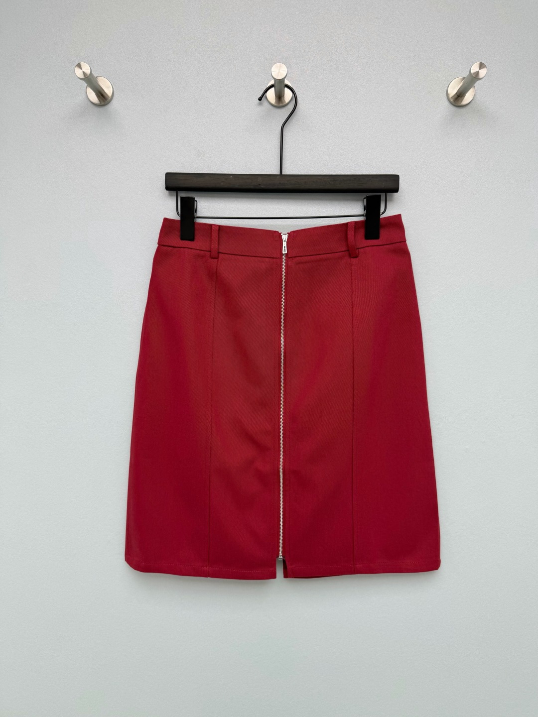 NO:821430,HERME*26 new skirt  The through-type metal zipper on the front has a great sense of design. The zipper is a neat A-line skirt, and the half-open skirt has a slit effect. The skirt can be worn multiple times and is very cost-effective. The customized metal zipper pullers and hardware are all branded with the brand logo. The lines are neatly routed, and the hardware texture is high-end, low-key highlighting the brand identity.  , details control the heart at a glance. White is clean and refreshing, black is cool and slimming, navy blue is calm and intellectual, burgundy is retro Hong Kong style, with its own atmosphere ~ 3 colors and 4 sizes SMLXL, Hermès-clothing, hermes, hermes, skirts,19860909HERME*26新款半裙 正面贯穿式金属拉链超有设计感,拉合是利落A字半裙,半开是开衩效果,一裙多穿性价比拉满定制的金属拉链头与五金件都带有品牌标识,走线工整,五金质感高级,低调彰显品牌身份,细节控一眼心动.白色干净清爽、黑色酷飒显瘦、藏蓝色沉稳知性、酒红色复古港风,自带氛围感~3色4码SMLXL,爱马仕-服装,hermes,hermes,skirts,,Women's clothing