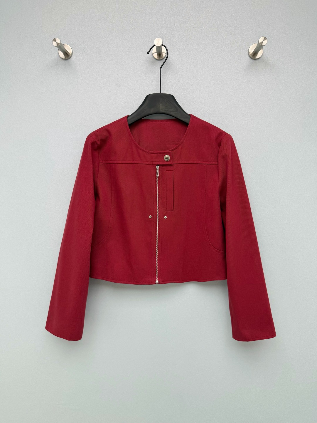NO:821436,HERME*26 new jacket  Round neck + short design, neat and tall, just stuck at the waistline, easily optimize body proportions, metal zipper pullers and hardware are branded, neatly routed, high-end hardware texture, low-key to highlight the brand identity, details are eye-catching. White is clean and refreshing, black is cool and slim, navy blue is calm and intellectual, burgundy is retro Hong Kong style, with a sense of atmosphere ~ 3 colors and 4 sizes SMLXL, Hermès - clothing, hermes, hermes, jackets &  coats,19860909HERME*26新款外套 圆领+短款设计,利落又显高,刚好卡在腰线位置,轻松优化身材比例,的金属拉链头与五金件都带有品牌标识,走线工整,五金质感高级,低调彰显品牌身份,细节控一眼心动.白色干净清爽、黑色酷飒显瘦、藏蓝色沉稳知性、酒红色复古港风,自带氛围感~3色4码SMLXL,爱马仕-服装,hermes,hermes,jackets & coats,,Women's clothing