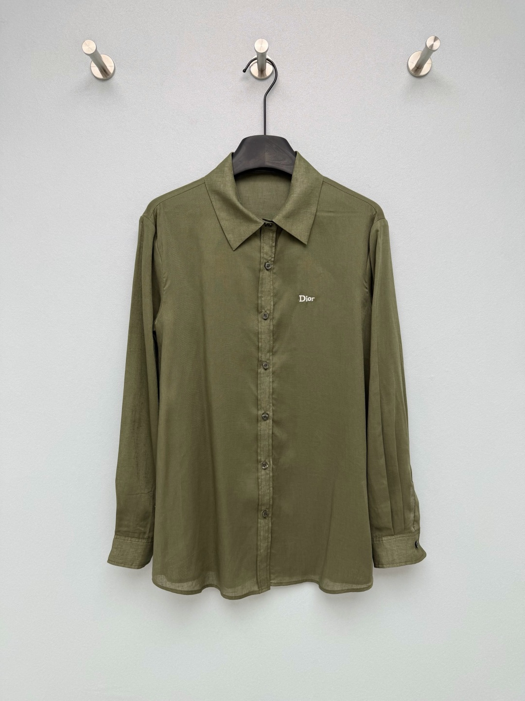 NO:821450,Dio*26 new lyocell linen fabric shirt. The light linen fabric has a slightly translucent texture. It is refreshing and sun-proof in summer. It has a lazy filter on the upper body. The loose shoulder style hides the flesh and makes you look slimmer. It is casual and lazy when worn alone. The left chest has exquisite D letter embroidery. Customized hardware. All three colors are excellent. Light purple is gentle and age-reducing. White is clean and versatile, and military green is retro and casual. It supports the summer atmosphere!  3 colors and 3 codes SML, Dior-clothing, dior, dior, dior,19860909Dio*26新款莱赛尔亚麻面料衬衣 轻薄亚麻面料自带微透质感,夏天穿清爽又防晒,上身自带慵懒滤镜 宽松的落肩版型藏肉又显瘦,单穿随性慵懒,左胸精致D家字母刺绣 定制五金 ,三色都超绝,浅紫温柔减龄,白色干净百搭,军绿复古随性,夏日的氛围感全靠它撑住！3色3码SML,迪奥-服装,dior,dior,dior,,Women's clothing