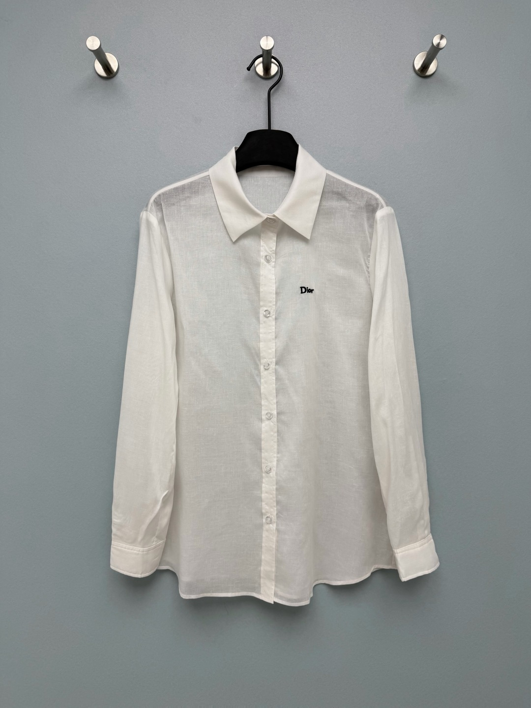 NO:821391,Dio*26 new lyocell linen fabric shirt. The light linen fabric has a slightly translucent texture. It is refreshing and sun-proof in summer. It has a lazy filter on the upper body. The loose shoulder style hides the flesh and makes you look slimmer. It is casual and lazy when worn alone. The left chest has exquisite D letter embroidery. Customized hardware. All three colors are excellent. Light purple is gentle and age-reducing. White is clean and versatile, and military green is retro and casual. It supports the summer atmosphere!  3 colors and 3 codes SML, Dior-clothing, dior, dior, dior,19860909Dio*26新款莱赛尔亚麻面料衬衣 轻薄亚麻面料自带微透质感,夏天穿清爽又防晒,上身自带慵懒滤镜 宽松的落肩版型藏肉又显瘦,单穿随性慵懒,左胸精致D家字母刺绣 定制五金 ,三色都超绝,浅紫温柔减龄,白色干净百搭,军绿复古随性,夏日的氛围感全靠它撑住！3色3码SML,迪奥-服装,dior,dior,dior,,Women's clothing