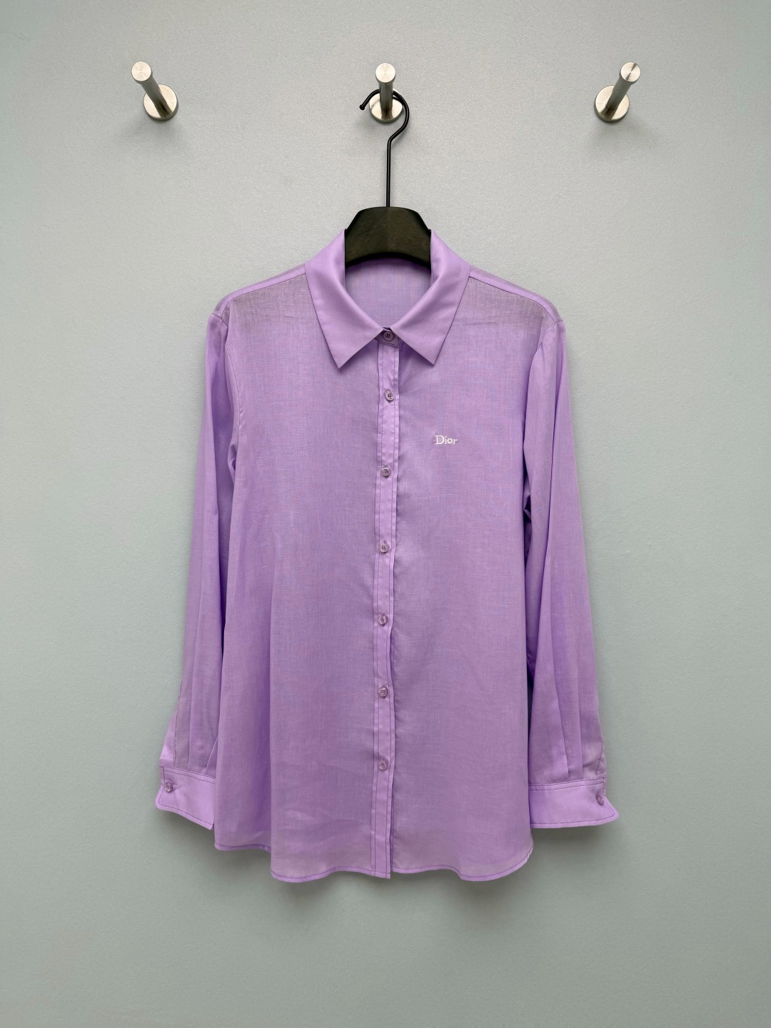 NO:821405,Dio*26 new lyocell linen fabric shirt. The light linen fabric has a slightly translucent texture. It is refreshing and sun-proof in summer. It has a lazy filter on the upper body. The loose shoulder style hides the flesh and makes you look slimmer. It is casual and lazy when worn alone. The left chest has exquisite D letter embroidery. Customized hardware. All three colors are excellent. Light purple is gentle and age-reducing. White is clean and versatile, and military green is retro and casual. It supports the summer atmosphere!  3 colors and 3 codes SML, Dior-clothing, dior, dior, dior,19860909Dio*26新款莱赛尔亚麻面料衬衣 轻薄亚麻面料自带微透质感,夏天穿清爽又防晒,上身自带慵懒滤镜 宽松的落肩版型藏肉又显瘦,单穿随性慵懒,左胸精致D家字母刺绣 定制五金 ,三色都超绝,浅紫温柔减龄,白色干净百搭,军绿复古随性,夏日的氛围感全靠它撑住！3色3码SML,迪奥-服装,dior,dior,dior,,Women's clothing