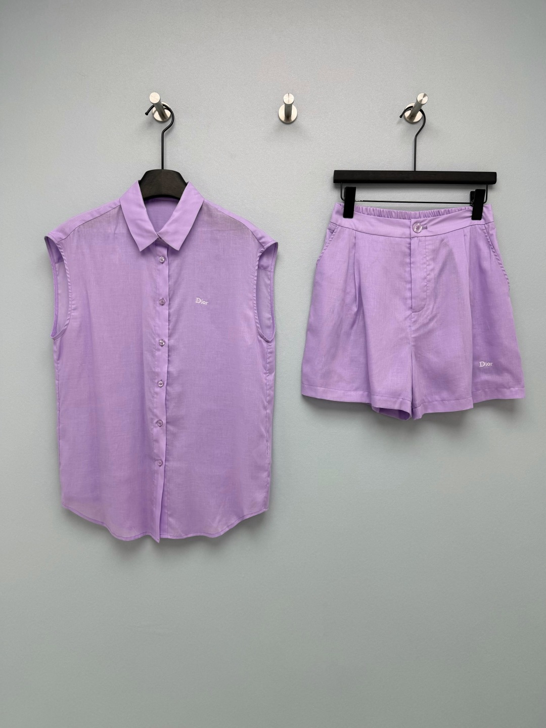 NO:821449,Dio*26 new lyocell linen fabric suit, a combination of lapel vest, top and shorts. The light linen fabric has a slightly translucent texture, which is refreshing and sun-protective in summer. The upper body comes with a lazy filter. The loose off-shoulder version hides the flesh and looks slim, and is casual and lazy when worn alone. The exquisite D letter embroidery on the left chest. Customized hardware  , the three colors are all superb, light purple is gentle and age-reducing, white is clean and versatile, and military green is retro and casual. It supports the summer atmosphere!  3 colors and 3 codes SML, Dior-clothing, dior, dior, dior, shorts,19860909Dio*26新款莱赛尔亚麻面料套装 翻领马甲上衣短裤的组合 轻薄亚麻面料自带微透质感,夏天穿清爽又防晒,上身自带慵懒滤镜 宽松的落肩版型藏肉又显瘦,单穿随性慵懒,左胸精致D家字母刺绣 定制五金 ,三色都超绝,浅紫温柔减龄,白色干净百搭,军绿复古随性,夏日的氛围感全靠它撑住！3色3码SML,迪奥-服装,dior,dior,dior,shorts,,Women's clothing