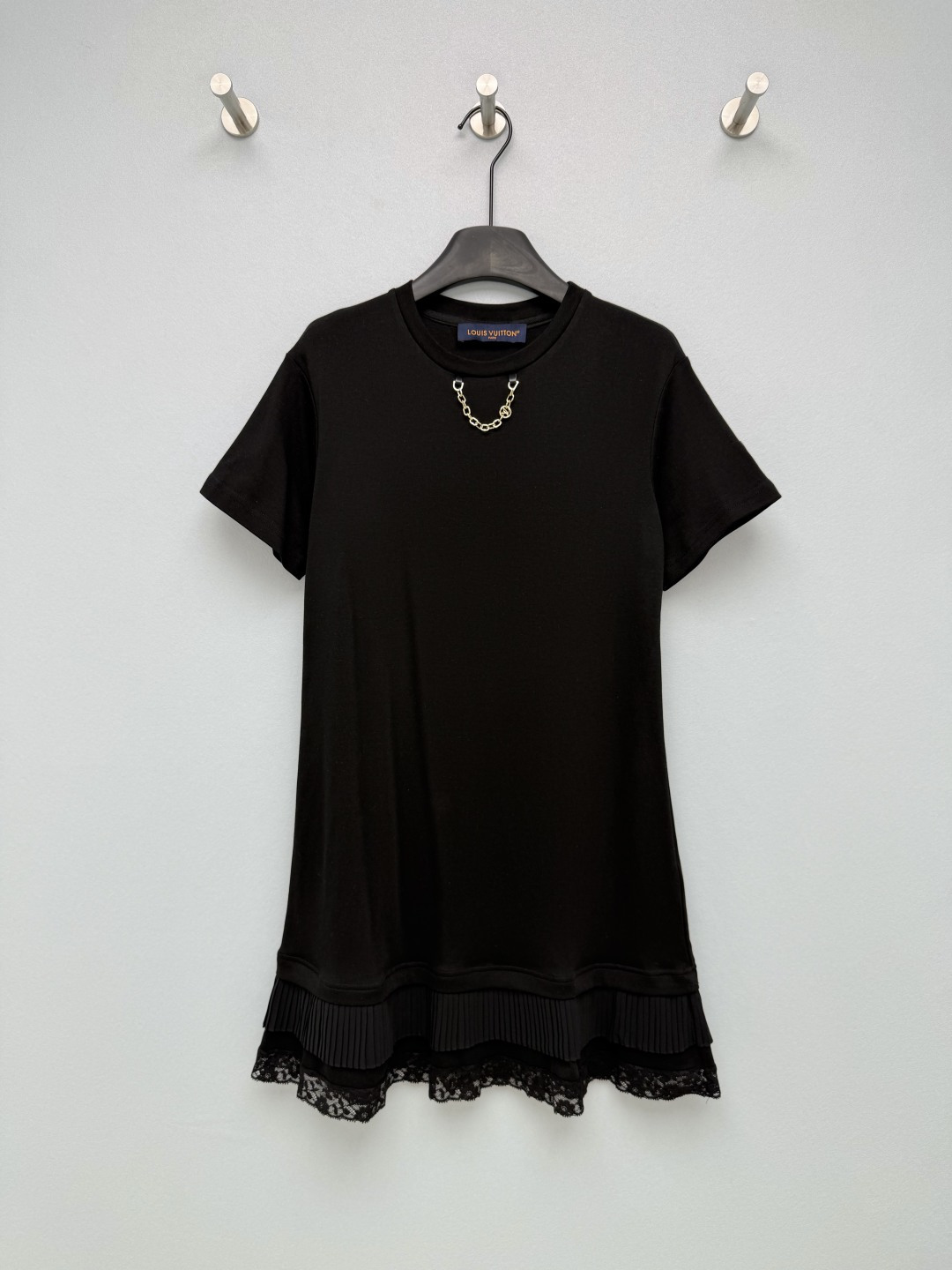 NO:821486,Louis Vuitto*26 new metal chain short-sleeved T-shirt dress with collar. The leather embossed triangle mark on the collar chain cuffs shows the brand identity in a low-key manner. The details are full of luxurious texture, saying goodbye to the monotony of ordinary T-shirt dresses. The hem is made of three-layer splicing of 'T-shirt fabric + pleated chiffon + lace', breaking the dullness of the basic style. It has a light and agile girlish feel, making it more elegant when walking. The loose straight version is friendly to all body types.  Both black and white are stunning, the white is gentle and age-reducing, and the black is cool and versatile. It can be worn alone or paired with a denim jacket. It is perfect for lazy people in summer!  2 colors and 3 codes SML, Louis Vuitton-clothing, louis vuitton, louis vuitton, skirts, jackets & coats, T-shirt, tees, t-shirt,19860909Louis Vuitto*26新款领口的金属链条短袖T恤裙 领口链条袖口的皮质压花三角标低调彰显品牌身份,细节处尽显奢华质感,告别普通T恤裙的单调感 下摆采用“T恤面料+百褶雪纺+蕾丝花边”三层拼接,打破基础款的沉闷,自带轻盈灵动的少女感,走动时更显飘逸.宽松直筒版型,对各种身材都很友好, 黑白两色都超绝,白色温柔减龄,黑色酷飒百搭,单穿或搭配牛仔外套都超有范儿,夏天的懒人穿搭被它承包了！2色3码SML,路易威登-服装,louis vuitton,louis vuitton,skirts,jackets & coats,T-shirt,tees，t-shirt,,Women's clothing