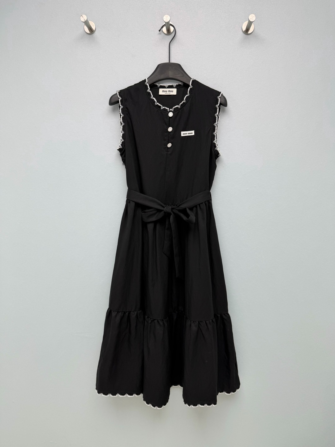NO:821510,Miu Mi*26 new lace vest dress. The brand-customized metal buckle on the placket and the Miu Miu woven label on the chest low-key show the brand identity. The black and white contrasting lace details directly poke my heart. It comes with a ballet style filter. When you wear it, you will be walking on the ceiling of pure desire. A belt of the same color can directly pinch out the waist. The A-line cake skirt covers the flesh and shows flexibility. The pear-shaped figure is ecstatic!  Both colors are stunning!  White is gentle and age-reducing, while black is slimming and versatile. It’s super photogenic whether on a date or outing. I’m already looking forward to summer!  Directly welded to death in the sweet girl area ~ 2 colors and 3 codes SML, Miu Miu-clothing, miumiu, skirts,19860909Miu Mi*26新款蕾丝边背心连衣裙 门襟的品牌定制金属扣,搭配胸前的Miu Miu织唛标,低调彰显品牌身份.黑白撞色的蕾丝花边细节直接戳中我心巴,自带芭蕾风滤镜,穿上就是行走的纯欲天花板 同色系腰带一系,直接掐出小蛮腰,A字蛋糕裙摆遮肉又显灵动,梨形身材狂喜！两种配色都超绝！白色温柔减龄,黑色显瘦百搭,不管是约会还是出游都超上镜,已经开始期待夏天了！直接焊死在甜妹区~ 2色3码SML,缪缪-服装,miumiu,skirts,,Women's clothing