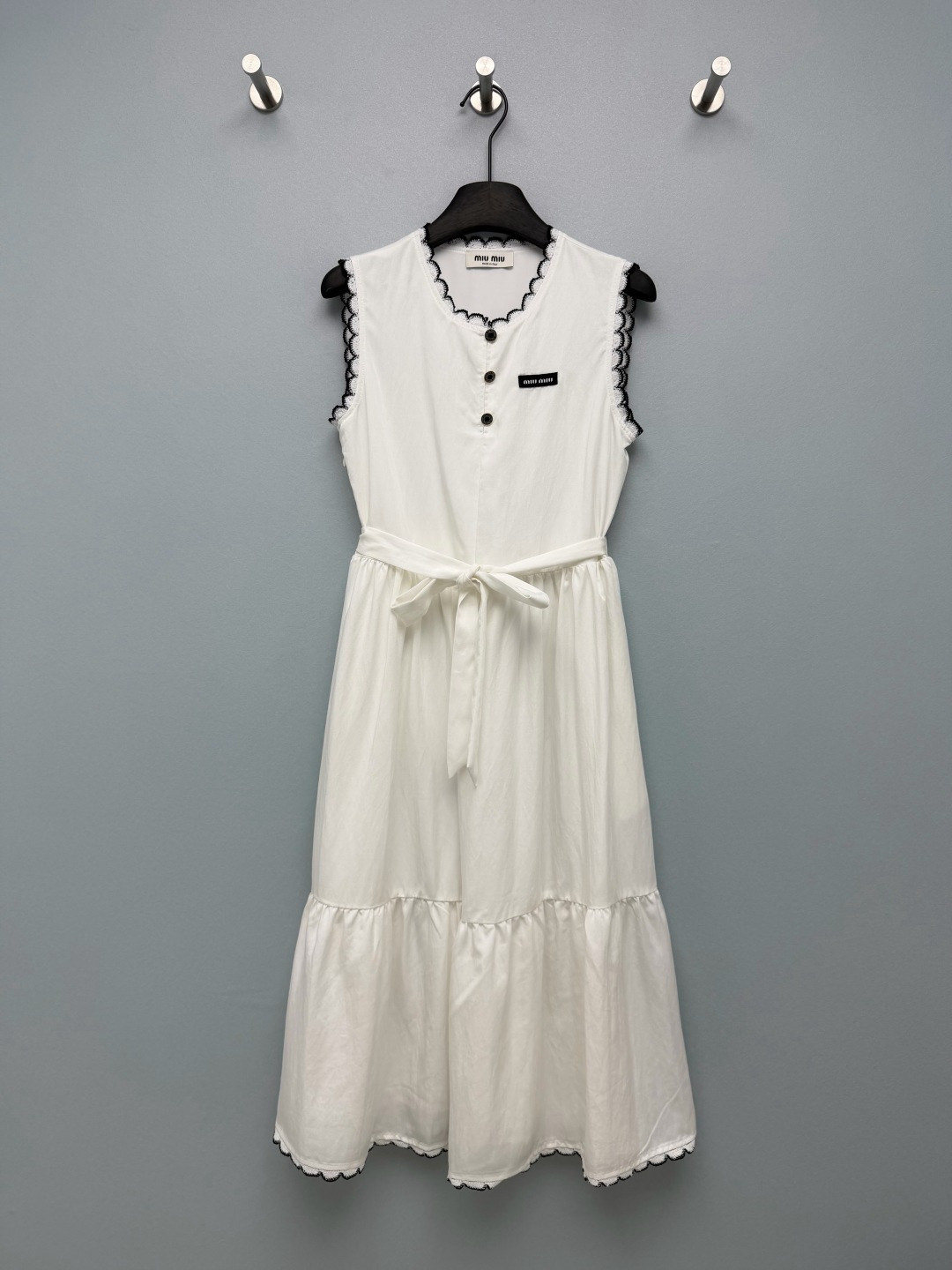 NO:821463,Miu Mi*26 new lace vest dress. The brand-customized metal buckle on the placket and the Miu Miu woven label on the chest low-key show the brand identity. The black and white contrasting lace details directly poke my heart. It comes with a ballet style filter. When you wear it, you will be walking on the ceiling of pure desire. A belt of the same color can directly pinch out the waist. The A-line cake skirt covers the flesh and shows flexibility. The pear-shaped figure is ecstatic!  Both colors are stunning!  White is gentle and age-reducing, while black is slimming and versatile. It’s super photogenic whether on a date or outing. I’m already looking forward to summer!  Directly welded to death in the sweet girl area ~ 2 colors and 3 codes SML, Miu Miu-clothing, miumiu, skirts,19860909Miu Mi*26新款蕾丝边背心连衣裙 门襟的品牌定制金属扣,搭配胸前的Miu Miu织唛标,低调彰显品牌身份.黑白撞色的蕾丝花边细节直接戳中我心巴,自带芭蕾风滤镜,穿上就是行走的纯欲天花板 同色系腰带一系,直接掐出小蛮腰,A字蛋糕裙摆遮肉又显灵动,梨形身材狂喜！两种配色都超绝！白色温柔减龄,黑色显瘦百搭,不管是约会还是出游都超上镜,已经开始期待夏天了！直接焊死在甜妹区~ 2色3码SML,缪缪-服装,miumiu,skirts,,Women's clothing