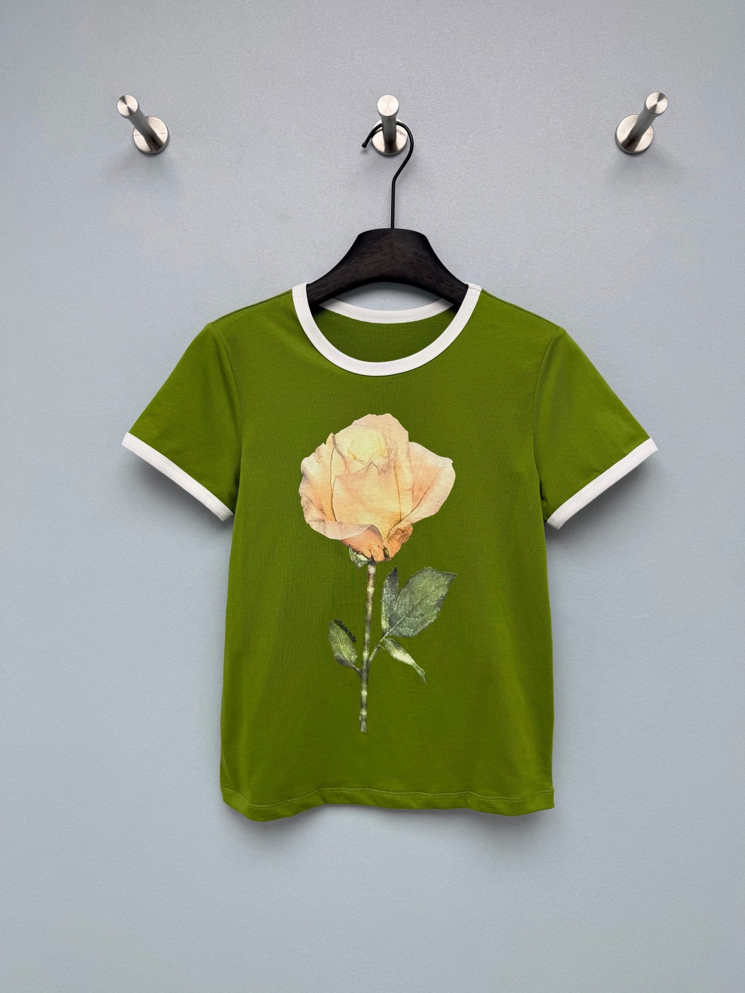 NO:821475,ACNE 26 new short-sleeved T-shirt top is designed with watercolor roses as the core design. Red roses are warm and retro, while yellow roses are gentle and healing. The branches and leaves in the details have clear textures and a high-end atmosphere, saying goodbye to the monotony of ordinary T-shirts. The contrasting color hemming design comes with American retro filters, and the short version creates a perfect waistline. Pair it with high-waisted jeans and you will look like a walking hottie!  The fabric is soft and soft, making it refreshing and not sweaty when worn in summer. It is super photogenic whether it is daily commuting or traveling for photos. I am already looking forward to summer!  2 colors and 3 codes SML, women's clothing,acne studios,jeans,T-shirt,tees,t-shirt,19860909ACNE 26新款短袖t恤上衣 以水彩质感的玫瑰为核心设计,红玫瑰热烈复古、黄玫瑰温柔治愈,细节处的枝叶纹理清晰,自带高级氛围感,告别普通T恤的单调感.撞色包边设计自带美式复古滤镜,短款版型掐出完美腰线,搭高腰牛仔裤就是行走的辣妹！面料软乎乎的,夏天穿清爽不闷汗,不管是日常通勤还是出游拍照都超上镜,已经开始期待夏天了！2色3码SML,女装,acne studios,jeans,T-shirt,tees，t-shirt,,Women's clothing
