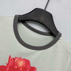 🔥🔥ACNE 26新款短袖t恤上衣 以水彩质感的玫瑰为核心设计,红玫瑰热烈复古、黄玫瑰温柔治愈,细节处的 🔥🔥ACNE 26新款短袖t恤上衣 以水彩质感的玫瑰为核心设计,红玫瑰热烈复古、黄玫瑰温柔治愈,细节处的
