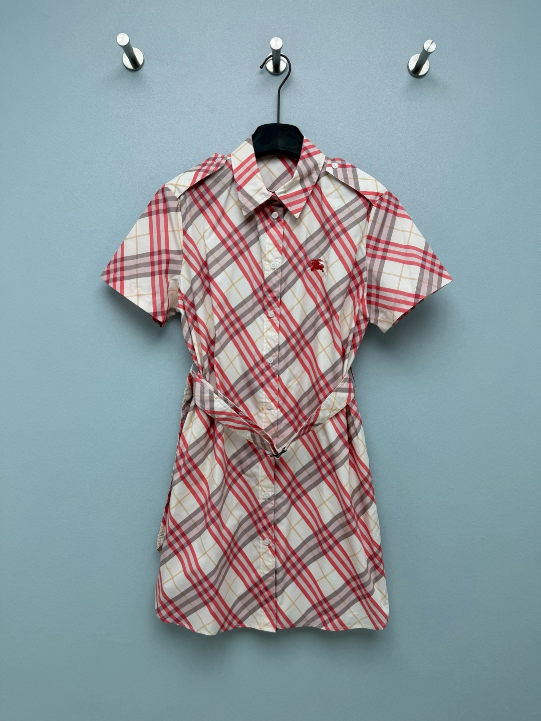 NO:821499,Burberr*26 new plaid lapel short-sleeved shirt dress  It uses the brand's signature plaid pattern, with milky white as the base, and low-saturated pink and gray lines, which weakens the mature feeling of the traditional plaid pattern. It comes with a spring soft light filter, which can be easily controlled by yellow skin. The red equestrian knight logo embroidery on the left chest has neat and full lines.  Full, low-key and able to highlight the brand's texture. The epaulette + shirt collar design has a college-style atmosphere. The single-breasted placket combines practical wear and style. The built-in plaid belt can directly pinch out the waist, transform into a 37-point figure in seconds, and make the pear-shaped figure ecstatic!  Solid color size 3 SM L, Burberry-clothing, burberry, skirts, shirts, T-shirt,19860909Burberr*26新款格子翻领短袖衬衣裙 采用品牌标志性格纹,以奶白为基底,搭配低饱和粉、灰线条,弱化了传统格纹的成熟感,自带春日柔光滤镜,黄皮也能轻松驾驭.左胸的红色马术骑士徽标刺绣,走线工整饱满,低调又能凸显品牌质感.肩章+衬衫领设计,自带学院风氛围,单排扣门襟兼顾实穿与造型感.自带的同格纹腰带一系,直接掐出小蛮腰,秒变三七分身材,梨形身材狂喜！单色3码SM L,博柏利-服装,burberry,skirts,shirts,T-shirt,,Women's clothing