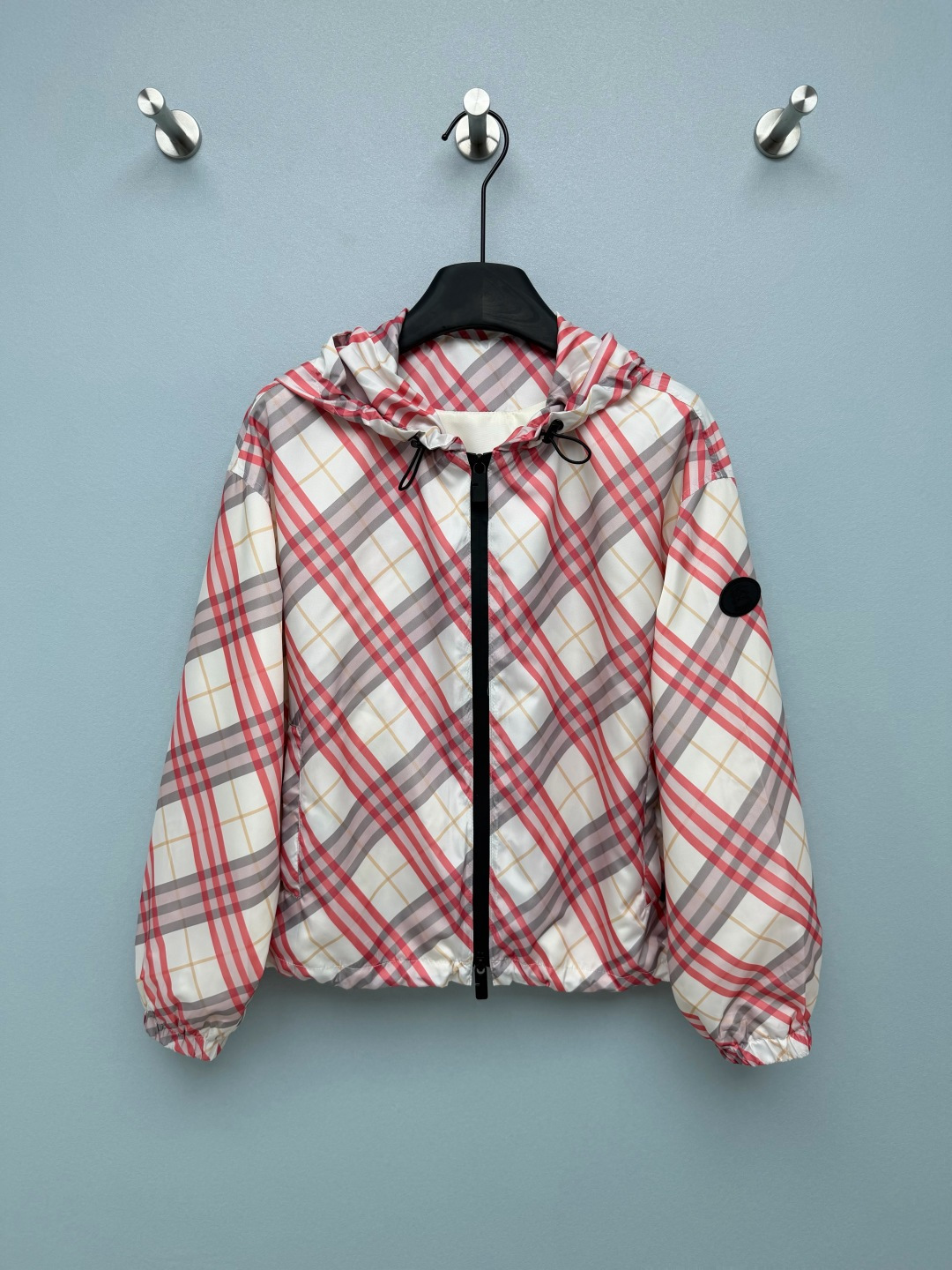 NO:821512,Burberr*26's new plaid hooded jacket adopts the brand's signature plaid pattern, with milky white as the base, and low-saturated pink and gray lines, which weakens the mature feeling of the traditional plaid pattern. It comes with a spring soft light filter, which can be easily controlled by yellow leather. The equestrian knight logo is offset printed on the sleeves, and the wiring is neat and full. It is low-key and highlights the brand texture. The hood + drawstring design provides both sun protection and wind protection. The fabric is light and breathable, and it is not sweaty at all when worn in summer.  The loose fit is very tolerant to your body shape. Pair it with jeans for a lazy and casual look. Pair it with a small skirt and you will instantly become a sweet girl. You can wear it multiple times and it is very cost-effective!  The classic plaid is actually made into such a gentle milky white + pink tone, and comes with a soft light filter. Wear it like a walking spring pictorial. Monochrome size 3 SML, Burberry-clothing, burberry, skirts, jeans, jackets & coats, hats,19860909Burberr*26新款格子连帽外套 采用品牌标志性格纹,以奶白为基底,搭配低饱和粉、灰线条,弱化了传统格纹的成熟感,自带春日柔光滤镜,黄皮也能轻松驾驭.袖子上马术骑士徽标胶印,走线工整饱满,低调又能凸显品牌质感.连帽+抽绳的设计,防晒防风两不误,面料轻薄透气,夏天穿也完全不闷汗. 宽松的版型对身材包容性超高,搭牛仔裤就是慵懒随性风,搭小裙子秒变甜妹,一衣多穿性价比拉满！经典格纹居然被做成了这么温柔的奶白+粉调,自带柔光滤镜,穿上就是行走的春日画报 单色3码SML,博柏利-服装,burberry,skirts,jeans,jackets & coats,hats,,Women's clothing