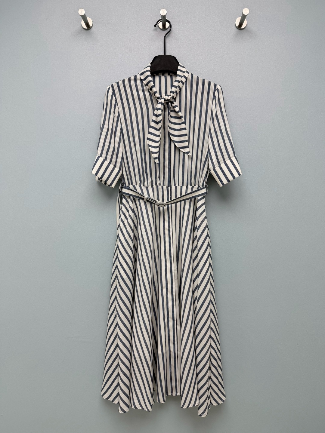 NO:821540,Dio*26 new style lapel neckline streamer short-sleeved shirt dress  The lapel is designed with white + navy blue vertical stripes, which has a visual slimming effect and weakens the rigidity of workplace attire. It is refreshing and clean with an intellectual temperament, and can be easily controlled by yellow leather. The collar comes with a bow tie made of the same fabric, which can be tied into an elegant bow tie or untied to create a casual V-neck. It can be worn multiple times and adapts to a variety of styles. The cuffs are cuffed, which is neat and stylish, and adds a sense of style.  The layered details bid farewell to the monotony of ordinary striped skirts. It comes with a belt of the same fabric and can accurately tighten the waist to easily create a 37-point figure with excellent optimized proportions. The A-line large skirt + mid-sleeve design is friendly to pear-shaped figures and those with fat body. It can not only cover the flesh, but also has a sense of elegance. The vertical stripes of white + navy blue come with a slimming filter, and the upper body looks like a paper person, refreshing and intellectual.  Monochrome size 3 SML, Dior-clothing, dior, dior, skirts, T-shirt,19860909Dio*26新款翻领领口飘带短袖衬衣式连衣裙 翻领采用白+藏蓝竖条纹设计,自带视觉显瘦效果,弱化了职场装的刻板感,清爽干净又自带知性气质,黄皮也能轻松驾驭.领口自带同面料蝴蝶结系带,可系成优雅领结,也可解开打造随性V领,一衣多穿,适配多种风格.袖口做了翻边设计,利落有型,增加了细节层次感,告别普通条纹裙的单调.配套同面料腰带,精准收腰,轻松打造三七分身材,优化比例超绝.A字大裙摆+中袖设计,对梨形身材、拜拜肉都很友好,既能遮住肉肉,又自带飘逸感.白+藏蓝的竖条纹自带显瘦滤镜,上身直接纸片人既视感,清爽又知性 单色3码SML,迪奥-服装,dior,dior,skirts,T-shirt,,Women's clothing