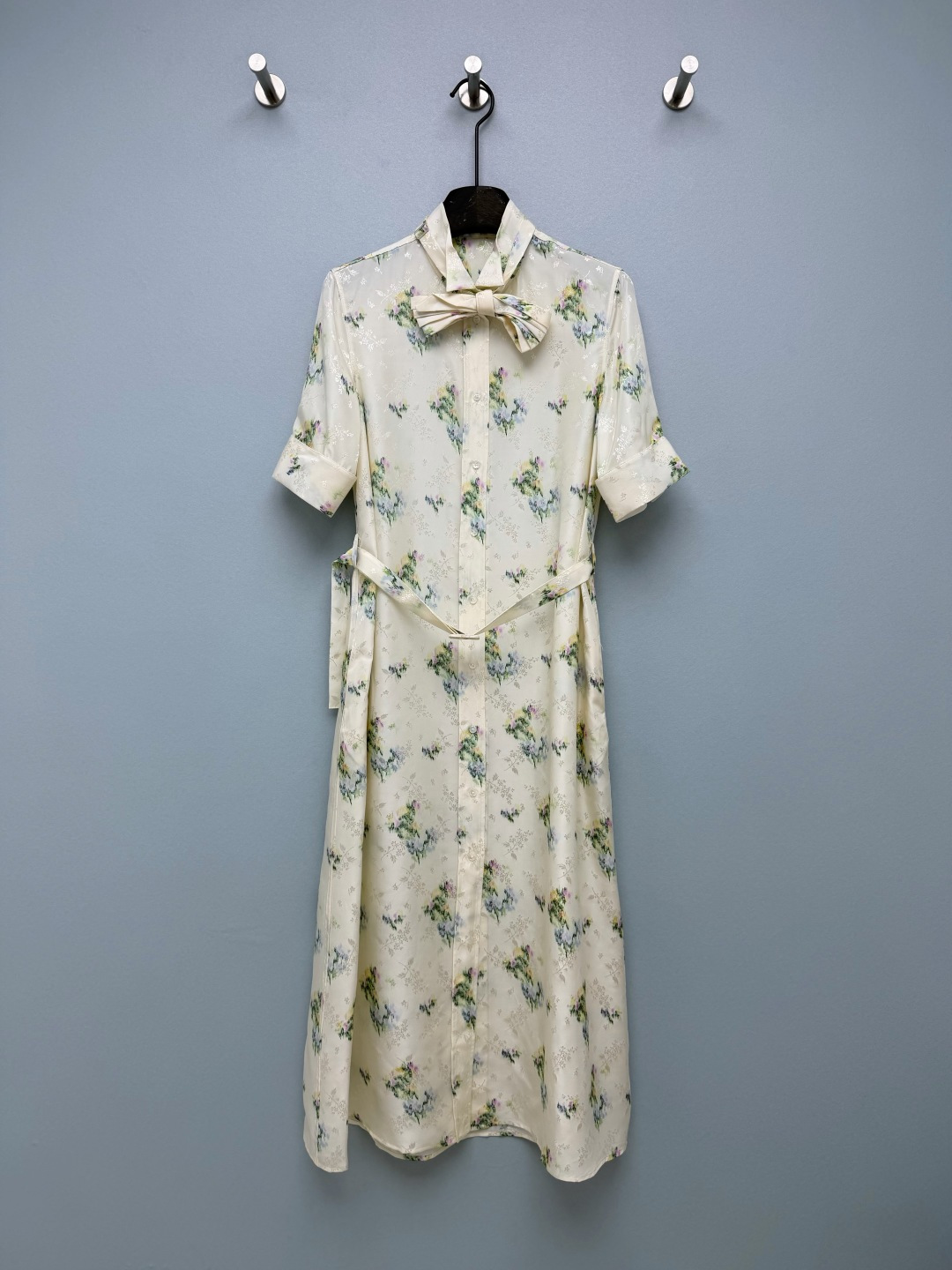 NO:821554,DIO*26 new Secret Garden series printed jacquard silk short-sleeved dress Silk version High version Pay attention to details to distinguish versions Made of off-white mulberry silk twill fabric with a soft satin luster, silky and skin-friendly, and excellent drape. The background color has a dark pattern jacquard, paired with a multi-color floral print with a watercolor smudged feel. The layers are rich but not monotonous, and are low-key and exquisite. The neck bow is detachable.  The CD logo metal buckle on the tie buckle is the brand's iconic detail, full of texture. The eye-catching apricot background color, paired with the watercolor floral print, is like wearing a spring secret garden on your body, with a French lazy atmosphere. The silk satin fabric is amazing!  It has a soft luster, great drape, soft and smooth upper body, and a sense of nobility!  Single color size 3 SML, Dior-clothing, dior, dior, skirts, T-shirt, real silk,19860909DIO*26新款Secret Garden系列印花提花真丝短袖连衣裙 真丝版本 高版本 注意细节区分版本 采用米白色桑蚕丝斜纹面料,自带柔光缎面光泽,触感丝滑亲肤,垂坠感绝佳.底色自带暗纹提花,搭配水彩晕染感的多色花卉印花,层次丰富不单调,低调中透着精致.领口蝴蝶结可拆卸 领结扣上的CD标识金属扣,是品牌标志性细节,质感满满 一眼沦陷的奶杏底色,搭配水彩感的花卉印花,像把春日的秘密花园穿在了身上,自带法式慵懒氛围感. 真丝缎面的面料太绝了！自带柔和光泽,垂坠感超棒,上身又软又滑,贵气感直接拉满！单色3码SML,迪奥-服装,dior,dior,skirts,T-shirt,real silk,,Women's clothing
