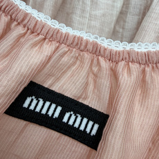 🔥🔥Miu Mi*26新款蜜桃粉泡泡袖上衣 甜妹氛围感直接拉满✨皱感纱质面料自带柔光滤镜,蜜桃粉+米白的 🔥🔥Miu Mi*26新款蜜桃粉泡泡袖上衣 甜妹氛围感直接拉满✨皱感纱质面料自带柔光滤镜,蜜桃粉+米白的