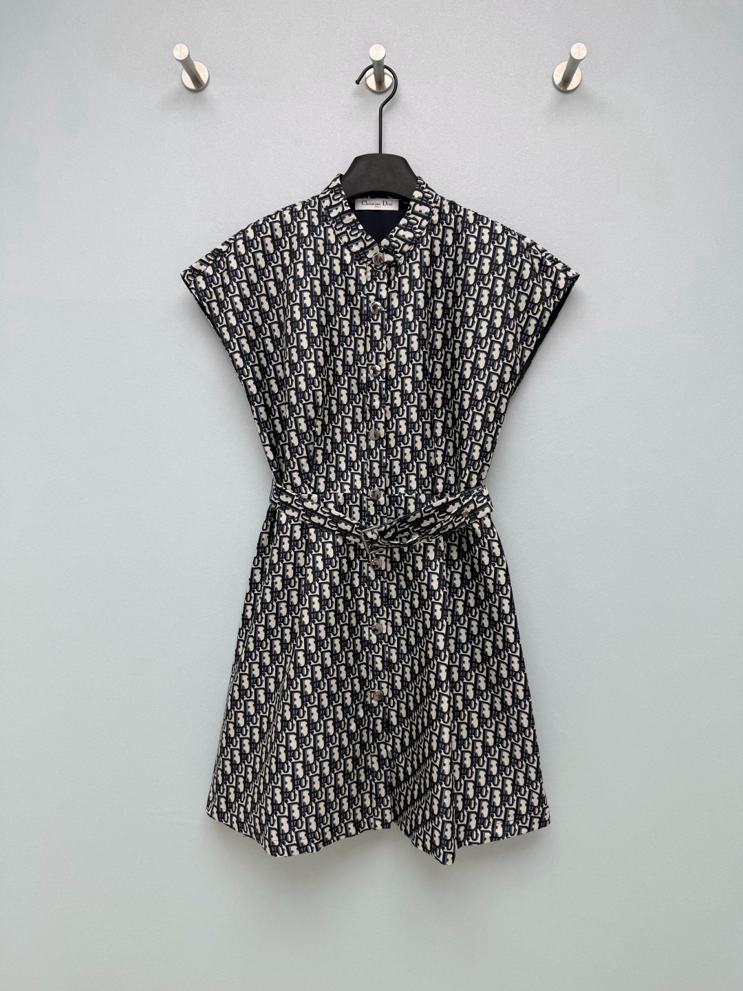 NO:821915,Dio*26 new Oblique old flower jacquard dress  The stand-up collar + sleeveless shirt-style silhouette is neat and capable. The front button + belt design echoes the brand's classic elements. The overall shape is neat and not sloppy. It is a 'high-end artifact' for workplace wear. It adopts the brand's iconic Oblique jacquard.  Floral fabric, classic navy blue and beige color scheme, low-key yet full of brand recognition. The fabric is crisp and stylish, with both texture and practicality. Monochrome size 3 SML, Dior-clothing, dior, dior, skirts, shirts,19860909Dio*26新款Oblique老花提花连衣裙 立领+无袖衬衫式廓形,利落又干练,前排纽扣+腰带设计,呼应品牌经典元素,整体版型利落不拖沓,是职场穿搭的“高级感神器”.采用品牌标志性的Oblique老花提花面料,经典的藏青米白配色,低调又充满品牌辨识度,面料挺括有型,兼具质感与实用性.单色3码SML,迪奥-服装,dior,dior,skirts,shirts,,Women's clothing