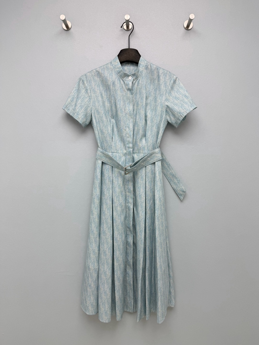 NO:821911,Dio*26 new Oblique printed presbyopic short-sleeved shirt dress with stand-up collar and front button-down shirt design, neat and smart; the same color belt tightens the waist to outline the waistline while optimizing the body proportions. The large A-line skirt is very tolerant to the waist, abdomen and crotch, giving you a sense of elegance when walking. Customized hardware belt buckle  It uses the brand's iconic Oblique presbyopia printed fabric, with a light blue background and presbyopia of the same color, which is low-key and recognizable; this light blue presbyopia dress is so gentle!  Single color code 3 SML, Dior-clothing, dior, dior, skirts, shirts, T-shirt,19860909Dio*26新款 Oblique印花老花短袖衬衣式连衣裙 立领+前排扣衬衫式设计,利落又干练；同色系腰带收腰,勾勒腰线的同时优化身材比例,A字大裙摆对腰腹和胯部包容性极强,走路自带飘逸感.定制五金腰带扣头 采用品牌标志性的Oblique老花印花面料,浅蓝底色搭配同色系老花,低调又有辨识度；这条浅蓝老花连衣裙真的太温柔了！单色3码SML,迪奥-服装,dior,dior,skirts,shirts,T-shirt,,Women's clothing