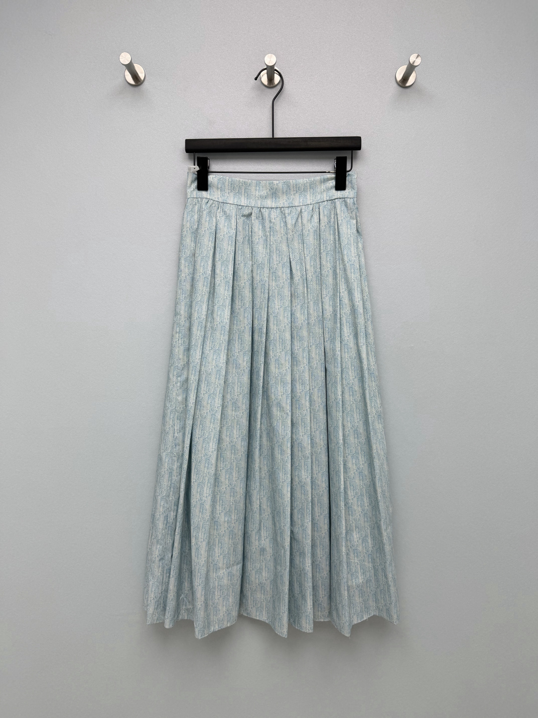 NO:821902,Dio*26 New Oblique Printed Presbyopia Skirt  The high-waisted pleated A-line silhouette has a smooth and neat waistband, and the large pleat design adds to the fluffiness of the skirt. It is very tolerant of the waist, abdomen, hips and thighs. The mid-length ankle length modifies the leg shape, giving it a sense of elegance when walking. Made of the brand's iconic Oblique presbyopic print fabric, the light blue background is paired with presbyopic flowers of the same color, which is low-key and recognizable; this light blue presbyopic pleated skirt is so gentle!  Monochrome size 3 SML, Dior-clothing, dior, dior, skirts,19860909Dio*26新款 Oblique印花老花半裙 高腰百褶A字廓形,腰头平整利落,大褶裥设计增加了裙摆的蓬松感,对腰腹、胯部和大腿的包容性极强,中长及踝的长度修饰腿型,走路自带飘逸感.采用品牌标志性的Oblique老花印花面料,浅蓝底色搭配同色系老花,低调又有辨识度；这条浅蓝老花百褶裙真的太温柔了！单色3码SML,迪奥-服装,dior,dior,skirts,,Women's clothing