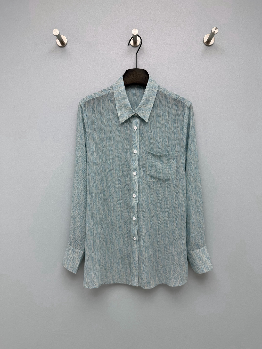 NO:821908,Dio*26 new Oblique printed long-sleeved shirt, perfectly matched with the dresses and skirts of the same series, a versatile basic style. The top has a classic lapel + single-breasted shirt style, with a patch pocket on the left and straight cuffs, which is neat and simple. The loose straight style is not flattering on the figure, and can be worn alone or layered as a jacket.  It uses the brand's iconic Oblique presbyopia printed fabric, with a light blue background and the same color presbyopia, which is low-key and recognizable; the fabric has a slightly transparent chiffon texture, is light and breathable, and comes with a soft light filter, making it refreshing and not stuffy to wear in spring and summer. There are also matching skirts/dresses of the same series to easily create a complete set of high-end outfits ~ Monochrome 3-code SML, Dior-clothing, dior, dior, skirts, jackets & coats, shirts,19860909Dio*26新款 Oblique印花长袖衬衫,和同系列的连衣裙、半身裙完美适配,百搭基础款.上衣经典翻领+单排扣衬衫版型,搭配左侧贴袋和直筒袖口,利落又简约,宽松的直筒版型不挑身材,可单穿也可作为外套叠穿. 采用品牌标志性的Oblique老花印花面料,浅蓝底色搭配同色系老花,低调又有辨识度；面料自带微透的雪纺质感,轻薄透气,自带柔光滤镜,春夏穿着清爽不闷热.还有同系列同系列的半身裙/连衣裙搭配,轻松打造一整套高级感穿搭~单色3码SML,迪奥-服装,dior,dior,skirts,jackets & coats,shirts,,Women's clothing