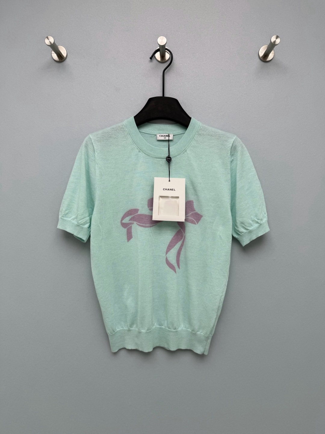 NO:821922,CHAN*L26 new bow knitted sweater, gentle to the core and girlish!  The ultra-fine wool knitted fabric is soft and comfortable to wear next to the body. The milky white and mint green colors are as refreshing as an iced drink in summer. The pink bow print on the chest really touches the hearts of girls. There is a low-key double C logo hidden in the middle, which is gentle and recognizable. The round neck + fitted short sleeves are gentle when worn alone, but also very elegant when worn with a suit. Wear it in spring and summer to directly enhance the atmosphere!  2 colors and 3 codes SML, Chanel-clothing, chanel, chanel, T-shirt, business suit,19860909CHAN*L26新款蝴蝶结针织衫 温柔到骨子里的少女感！超细羊毛好针织面料软乎乎的,贴身穿超舒服,奶白和薄荷绿两个颜色都像夏天的冰饮一样清爽.胸前的粉色蝴蝶结印花真的戳中少女心,中间藏着低调的双C标识,温柔又有辨识度,圆领+合身短袖的版型,单穿温柔,搭西装又很气质,春夏穿它氛围感直接拉满！2色3码SML,香奈儿-服装,chanel,chanel,T-shirt,business suit,,Women's clothing