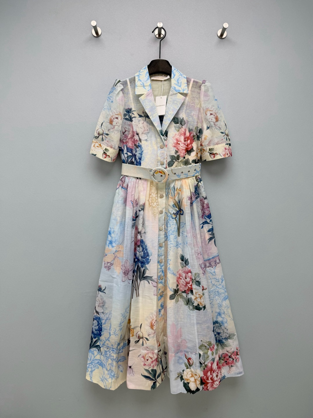 NO:821914,Zimmerman*26 New Retro Watercolor Floral Waist Shirt Skirt (Long Style) is contrasting with creamy yellow + blue and pink. The watercolor flowers have their own oil painting texture, integrating peonies, orchids and other oriental elements. They are gentle and dignified without being picky. The yellow-skinned sisters will rush with their eyes closed. The yellow tone is more energetic and comes with the texture of an oil painting filter. Suit lapel + puffed short-sleeved lining  The shirt-style design is paired with a matching belt with the same pattern, and diamond-encrusted buttons on the placket and belt. It is low-key and noble, with a relaxed and high-end retro atmosphere. This is the ceiling of floral skirts ~ 2 colors and 4 sizes SMLXL, Zimmerman-clothing, skirts, shirts, T-shirt, business  suit,19860909Zimmerman*26新款复古水彩花卉收腰衬衫裙（长款）以奶黄+蓝粉撞色,水彩花卉自带油画质感,融合牡丹、兰花等东方元素,温柔显贵不挑皮,黄皮姐妹闭眼冲；黄色调更显元气,自带油画滤镜质感.西装翻领+泡泡短袖的衬衫式设计,搭配配套的同纹样腰带,门襟和腰带上的镶钻纽扣,低调又显贵,自带松弛又高级的复古氛围感,这才是碎花裙的天花板吧～2色4码SMLXL,兹默曼-服装,skirts,shirts,T-shirt,business suit,,Women's clothing