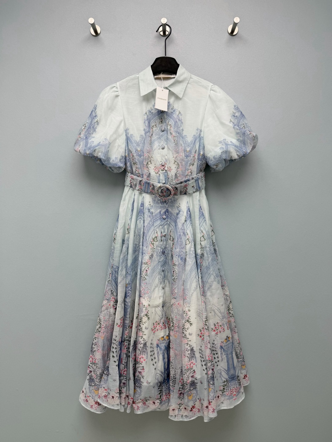 NO:821912,Zimmerman*26 new French palace print shirt dress (long style), the upper is a shirt collar + puff short sleeve design, with a French retro atmosphere, the front row colorful button placket design, adjustable opening and closing, combining the neatness of a shirt and the elegance of a dress. Medium short A large A-line skirt, matched with the same printed belt to cinch the waist, optimizing the waist-to-hip ratio, making you appear taller and slimmer, and elegant and agile when walking. The blue background color + palace flower print makes you feel like wearing a European oil painting on your body, gentle and high-end, the fabric is breathable and drapey, you will not feel sweaty when wearing it in summer, and it comes with a refreshing filter Puff sleeves + shirt collar design, full of retro atmosphere, large A-line skirt with huge hidden body, pear-shaped sisters can close their eyes and close their eyes. The same printed lace belt is the finishing touch, directly full of vacation feeling! Single color code 4 SMLXL, Zimmerman-clothing, skirts, shirts, T-shirt,19860909Zimmerman*26新款法式宫殿印花衬衫式连衣裙（长款）,上身为衬衫领+泡泡短袖设计,自带法式复古氛围,前排彩色纽扣开襟设计,可调节开合度,兼具衬衫的利落与连衣裙的优雅.中短款A字大裙摆,搭配同印花腰带收腰,优化腰臀比例,显高显瘦,行走间飘逸灵动.崧蓝底色+宫殿花卉印花,像把欧式油画穿在身上,温柔又高级,面料透气又垂坠,夏天穿完全不闷汗,自带清爽滤镜 泡泡袖+衬衫领设计,复古氛围感拉满,A字大裙摆巨藏肉,梨形姐妹也能闭眼冲 同印花蕾丝边腰带是点睛之笔,度假感直接拉满！单色4码SMLXL,兹默曼-服装,skirts,shirts,T-shirt,,Women's clothing