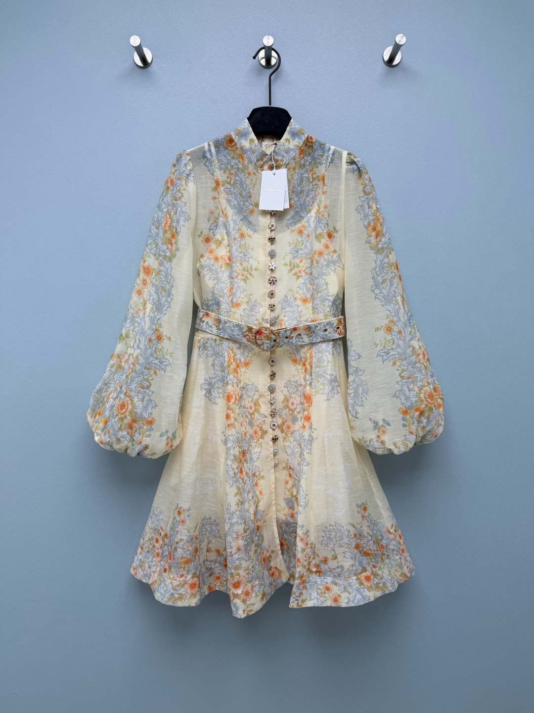 NO:821910,ZIMMERMAN*26 new model stand-up collar multi-button floral long-sleeved dress (short style). Stand-up collar small stand-up collar + lantern sleeve design, with a Chinese retro atmosphere; the skirt is designed with pink retro baroque floral print as the core design, soft pink background with orange flowers and gray and blue curly grass patterns, full of European palace romantic atmosphere, with built-in soft light filter. There is also a stand-up collar lantern sleeve design, a proper new Chinese romance, it is beautiful when worn in spring and summer ~ the gentle atmosphere directly fills the air  2 colors and 4 codes SMLXL, Zimmerman-clothing, skirts,19860909ZIMMERMAN*26新款立领多宝扣花卉长袖连衣裙（短款） 立领小立领+灯笼袖设计,自带中式复古氛围感；裙身以粉调复古巴洛克花卉印花为核心设计,柔粉底色搭配橙黄花卉与灰蓝卷草纹,充满欧式宫廷浪漫氛围,自带柔光滤镜.还有立领灯笼袖设计,妥妥的新中式浪漫,春夏穿直接美翻～温柔氛围感直接拉满 2色4码SMLXL,兹默曼-服装,skirts,,Women's clothing