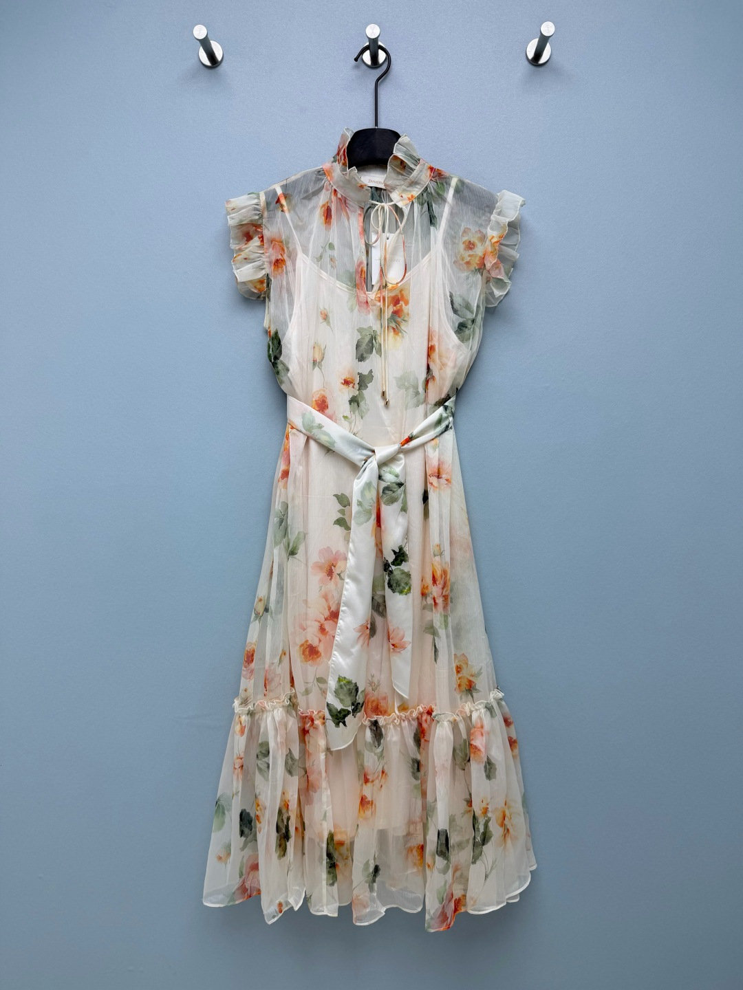 NO:821907,ZIMMERMA*26 new floral silk scarf belt dress. The semi-transparent mesh texture is elegant and high-end. It feels slippery and feels very comfortable on the upper body. The watercolor flower pattern is like a flowing spring oil painting. The semi-transparent chiffon comes with a soft light filter. When wearing it, the whole person is so gentle that it glows softly and romantically. It has a spring atmosphere and is elegant and smart when walking. The stand-up collar with fungus edge + lace-up V-neck makes your face appear smaller when you wear it, and it becomes a right-angled shoulder in seconds.  The flying sleeves with fungus perfectly cover the flesh. Sisters with thick arms can just close their eyes and wear it. Tie it with the same fabric belt and pinch out the waistline directly. The belly and hip width are completely invisible. The skirt is layered with lotus leaves. It makes you look cool when walking. It will look great when taking photos. It has a ceiling of vacation atmosphere!  3 colors and 4 codes SMLXL, Zimmerman-clothing, skirts,19860909ZIMMERMA*26新款花卉丝巾腰带连衣裙 半透网纱质感飘逸又高级,摸起来滑溜溜的,上身巨舒服 ,水彩感的花卉图案像一幅流动的春日油画,半透雪纺自带柔光滤镜,穿上整个人都温柔到发光温柔又浪漫,自带春日氛围感,行走间飘逸灵动. 立领木耳边+系带V领,一穿直接显脸小,秒变直角肩 飞袖木耳边完美遮住拜拜肉,手臂粗姐妹直接闭眼入 同面料腰带一系,直接把腰线掐出来,小肚腩、胯宽全隐形 分层荷叶摆裙摆,走路带风都超仙,拍照巨出片 度假氛围感天花板！3色4码SMLXL,兹默曼-服装,skirts,,Women's clothing