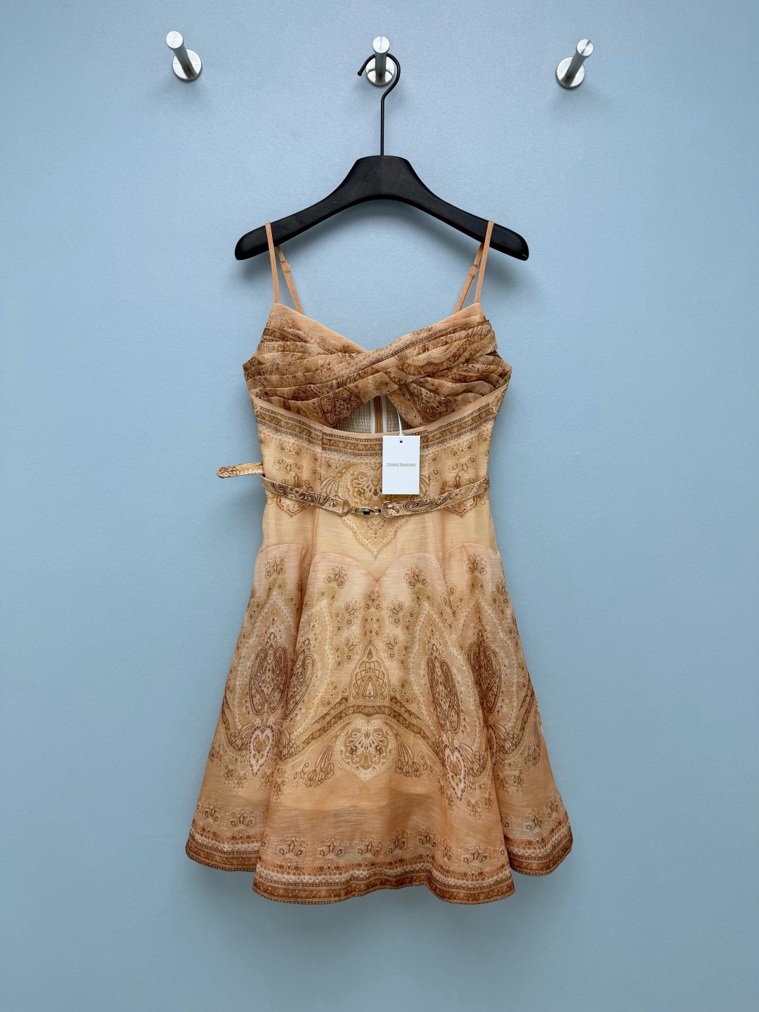 NO:821903,Zimmerman*26 new paisley print suspender dress (short style) beige + paisley print is gentle and retro, the twist tube top design has a French atmosphere, thin shoulder straps modify the shoulder and neck lines, and comes with a soft focus filter. The same printed belt + metal buckle accurately tighten the waist, the A-line large skirt hides a lot of flesh, and sisters with pear-shaped figures can also feel free to wear it. Wear it on vacation and you will be a French heroine. A small cardigan for daily wear is also gentle to the bone. Paisley print skirt is a retro and gentle ceiling!  2 colors and 4 codes SMLXL, Zimmerman-clothing, skirts,19860909Zimmerman*26新款佩斯利印花吊带连衣裙（短款）米杏色+佩斯利印花温柔又复古,扭结抹胸设计超有法式氛围感,细肩带修饰肩颈线条,自带柔焦滤镜 同印花腰带+金属扣精准收腰,A字大裙摆巨藏肉,梨形身材姐妹也能放心冲 度假穿它就是法式女主,日常搭个小开衫也温柔到骨子里 佩斯利印花裙 复古温柔天花板！2色4码SMLXL,兹默曼-服装,skirts,,Women's clothing