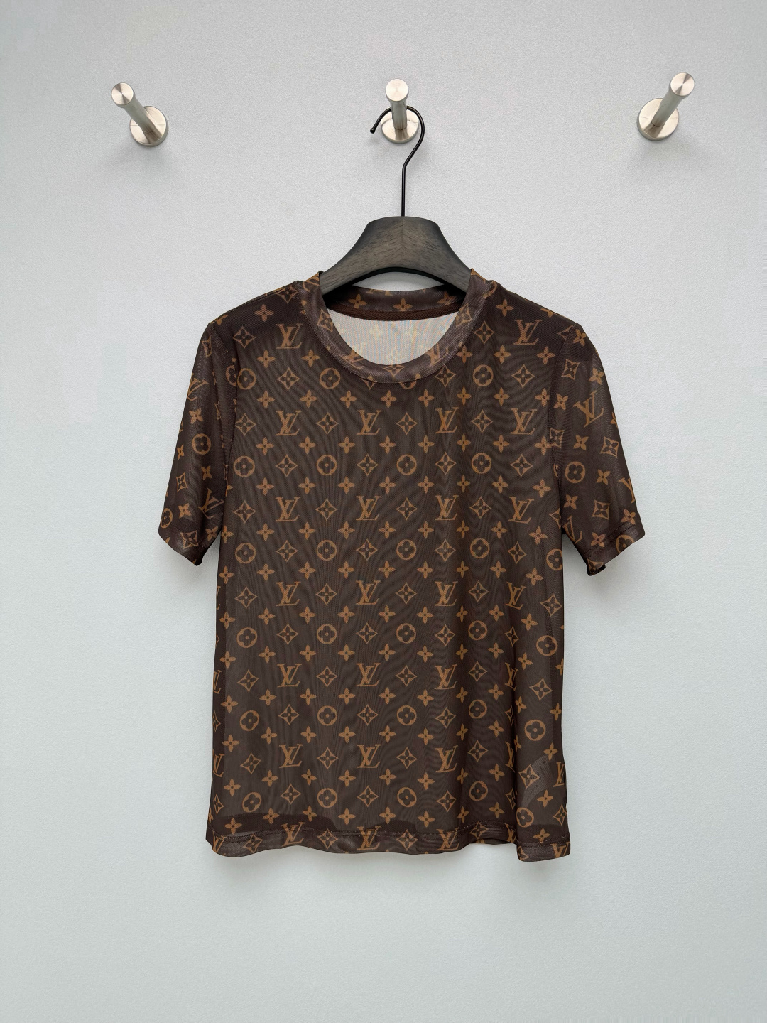 NO:822410,Louis Vuitto* 26 new presbyopic mesh short-sleeved top, a combination of round neck + short sleeves. The overall classic Monogram presbyopic flower is the base, with its own noble filter, making it highly recognizable. This mesh short-sleeved shirt is full of artistic sense!  The light mesh fabric is breathable and skin-friendly, and comes with a slightly translucent soft light filter. It is not boring at all in summer. Monochrome size 3 SML, Louis Vuitton-clothing, louis vuitton, louis vuitton, T-shirt,19860909Louis Vuitto* 26新款老花网纱短袖上衣 圆领+短袖的组合 整体经典Monogram老花为基底,自带贵气滤镜,辨识度拉满.这件满是艺术感的网纱短袖！轻薄的网纱面料透气又亲肤,自带微透柔光滤镜,夏天穿也完全不闷单色3码SML,路易威登-服装,louis vuitton,louis vuitton,T-shirt,,Women's clothing