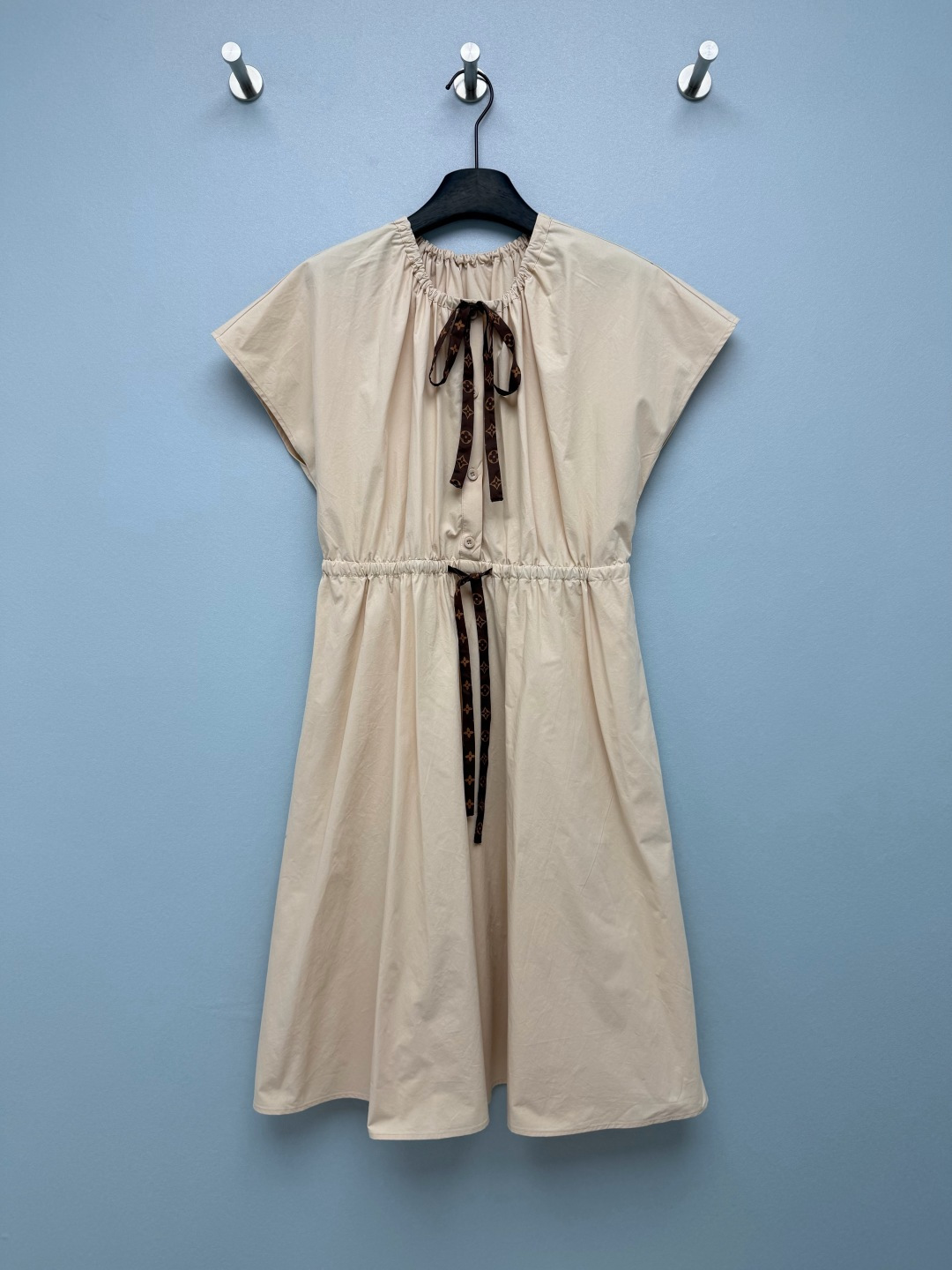NO:822420,Louis Vuitto*26 new dress  The double presbyopic ribbons at the neckline and waist are the finishing touch, bringing brand recognition. They add a sense of retro luxury to the basic off-white color, breaking the monotony. The half-open button design on the front makes it easy to put on and take off, and can also be adjusted according to the style.  Outstanding, taking into account both practicality and design. The elastic pleats on the neckline not only increase the layering of the shape, but also better fit the neck line without picking on the face shape. This apricot-colored dress directly welds the 'relaxation' to the body!  The basic version is full of tricks. The presbyopic ribbons on the neckline and waist instantly give it a light luxury retro look. Monochrome size 3 SML, Louis Vuitton-clothing, louis vuitton, louis vuitton, skirts,19860909Louis Vuitto*26新款连衣裙 领口和腰部的双条老花丝带是点睛之笔,自带品牌辨识度,为基础款的米白色增添了复古轻奢感,打破单调.前襟半开扣设计,穿脱方便,也可根据穿搭风格调整露出度,兼顾实用性与设计感.领口的松紧褶皱处理,既增加了造型的层次感,也能更好地贴合颈部线条,不挑脸型.这条米杏色连衣裙直接把“松弛感”焊在身上了！基础款的版型却藏着满满的小心机,领口和腰间的老花丝带一系,瞬间就有了轻奢复古那味儿单色3码SML,路易威登-服装,louis vuitton,louis vuitton,skirts,,Women's clothing