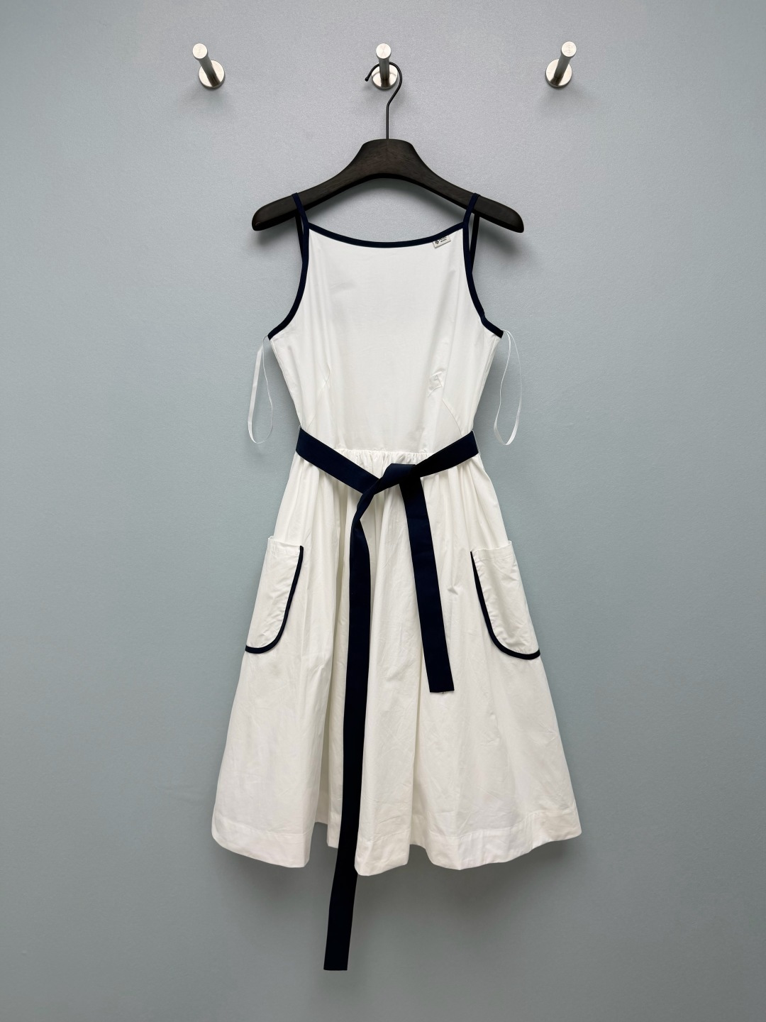 NO:822429,Prad*26 new navy style suspender skirt  The one-line collar suspender design reveals the delicate shoulder and neck lines, and is paired with contrasting navy blue edges. It has a French elegance and can also modify the shoulder shape. The high-waisted navy blue wide belt can be freely adjusted to easily create a high waistline. Paired with a large A-line skirt, it can protect the waist, abdomen and crotch.  It is extremely tolerant and can easily hide the flesh and look slimmer. The contrasting pockets on both sides are the finishing touch, which not only increases the sense of design but also takes into account the practicality. It comes with retro workwear style details. It has a retro college feel with classic white and blue contrasting colors, and comes with a French college filter!  Single color size 3 SML,Prada-clothing,prada,prada,skirts,19860909Prad*26新款海军风吊带裙 一字领吊带设计,露出精致肩颈线条,搭配藏青撞色包边,自带法式优雅气质,还能修饰肩型.高腰藏青宽腰带可自由调节,轻松打造高腰线,搭配A字大裙摆,对腰腹和胯部的包容度极高,轻松藏肉显瘦.两侧的撞色口袋是点睛之笔,既增加了设计感,又兼顾了实用性,自带复古工装风细节.复古学院感拿捏经典的白蓝撞色,自带法式学院滤镜！单色3码SML,普拉达-服装,prada,prada,skirts,,Women's clothing