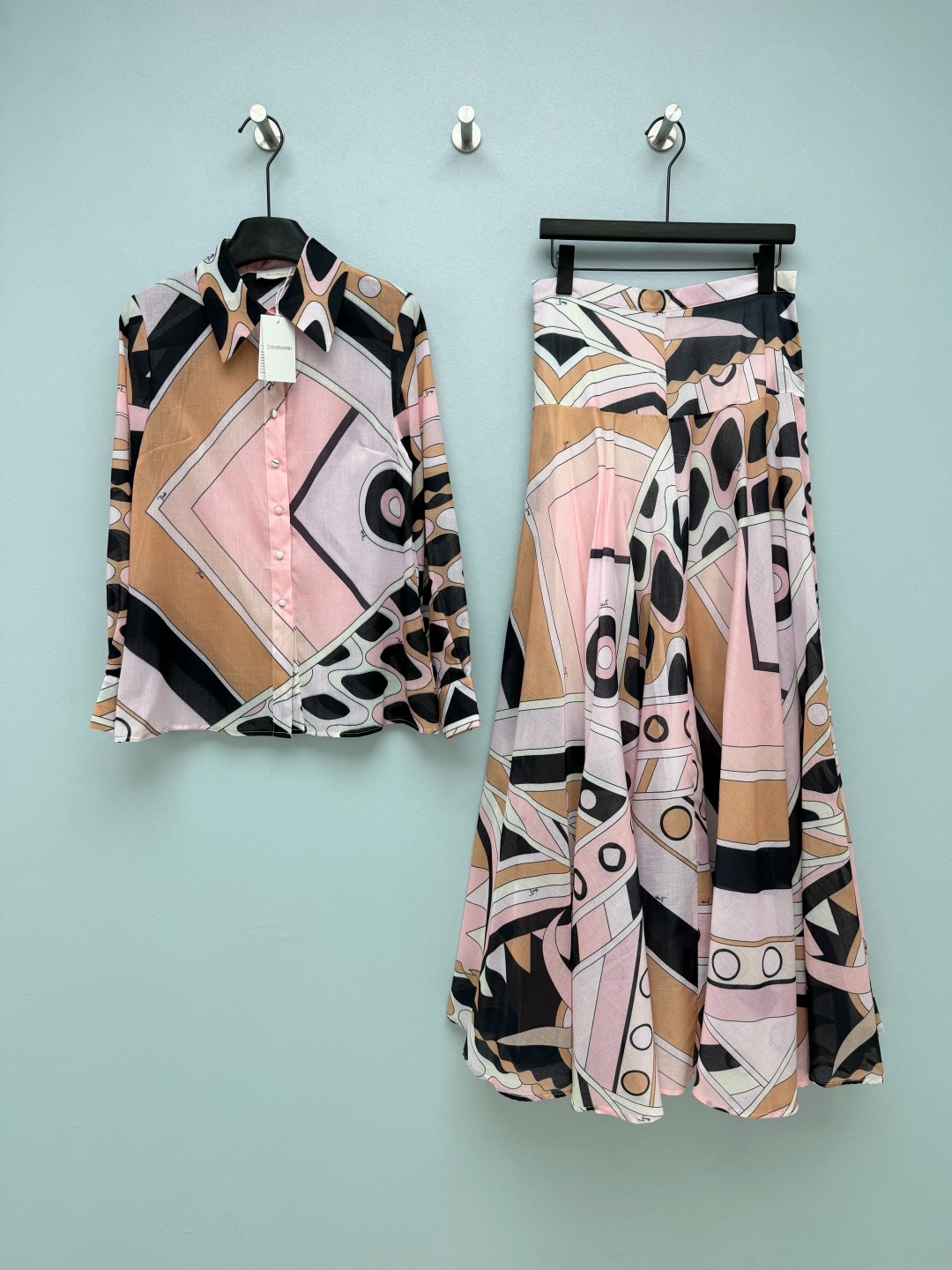 NO:822851,ZIMMERMAN*26 New Macaron Retro Corrugated Printed Shirt and Skirt Set. Sold as a set. The shirt + skirt are of the same color. Wear it directly as a set to complete the look. It can also be split and worn alone. It has strong adaptability. Pink and white intertwined swirl ripple zim  The small letter print has a retro atmosphere of the 1970s, and you will look like a walking picture when you wear it. The retro water ripple print is smart and high-end, and the low-saturated blue tone is not picky at all. Sisters with yellow skin can rest assured. The high-waisted and large-swing skirt shows off the length of the legs. In summer, you need colorful dopamine macaron color monochrome size 4 SMLXLB, Zimmerman-clothing, skirts, shirts,19860909ZIMMERMAN*26新款马卡龙复古波纹印花衬衫半裙套装 整套出售 衬衫+半裙同花色,直接成套穿就是完整造型,也可拆分单穿,适配性极强 粉白交织漩涡波纹zim 小字母印花,自带70年代复古氛围感,穿上就是行走的画报,复古水波纹印花灵动又高级,低饱和蓝调完全不挑皮,黄皮姐妹放心冲,高腰大摆裙巨显腿长,夏天就要彩色多巴胺马卡龙色系单色4码SMLXLB,兹默曼-服装,skirts,shirts,,Women's clothing