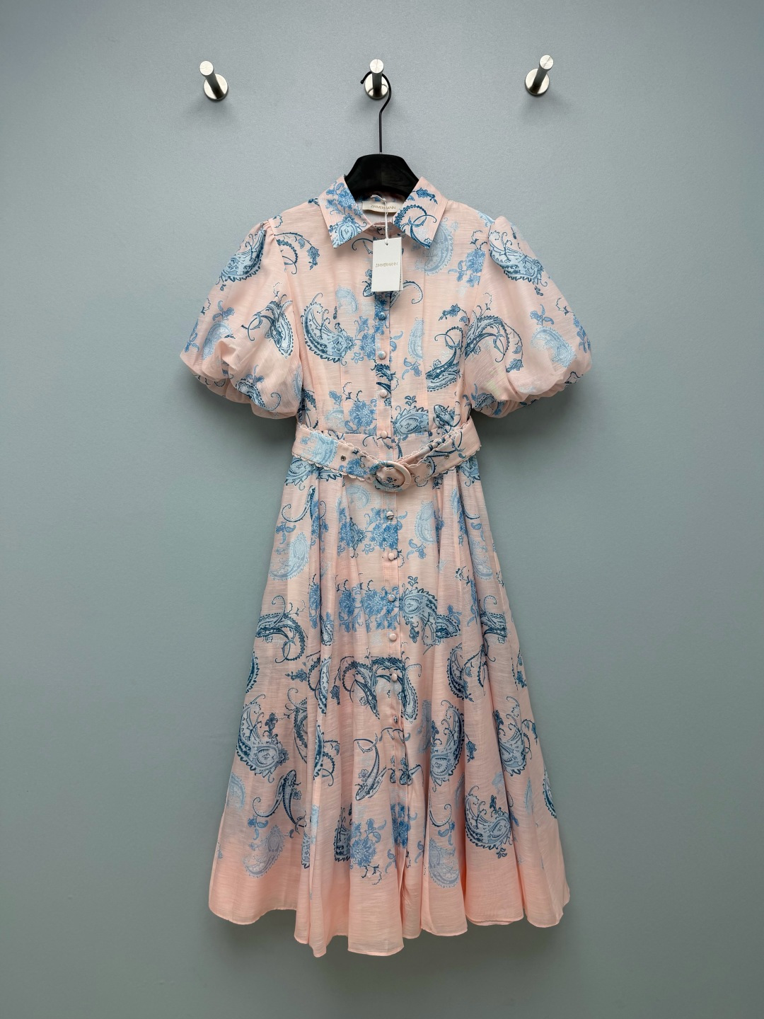 NO:822856,Zimmerman*26 new French cashew flower print shirt dress (long style), the upper is a shirt collar + puff short sleeve design, with a French retro atmosphere, the front row colorful button placket design, adjustable opening and closing, combining the neatness of a shirt and the elegance of a dress. Medium  A short A-line skirt with a large hem and a belt with the same print to cinch the waist, optimizing the waist-to-hip ratio, making you look taller and slimmer, and elegant and agile when walking. The foundation color + palace flower print makes you feel like wearing a European oil painting on your body. It is gentle and high-end. The fabric is breathable and drapey. It will not make you sweat when you wear it in summer. It comes with a refreshing filter  Puff sleeves + shirt collar design, full of retro atmosphere, large A-line skirt with huge hidden body, pear-shaped sisters can close their eyes and close their eyes. The same printed lace belt is the finishing touch, directly full of vacation feeling!  3 colors and 4 codes SMLXLB, Zimmerman-clothing, skirts, shirts, T-shirt,19860909Zimmerman*26新款法式腰果花印花衬衫式连衣裙（长款）,上身为衬衫领+泡泡短袖设计,自带法式复古氛围,前排彩色纽扣开襟设计,可调节开合度,兼具衬衫的利落与连衣裙的优雅.中短款A字大裙摆,搭配同印花腰带收腰,优化腰臀比例,显高显瘦,行走间飘逸灵动.粉底色+宫殿花卉印花,像把欧式油画穿在身上,温柔又高级,面料透气又垂坠,夏天穿完全不闷汗,自带清爽滤镜 泡泡袖+衬衫领设计,复古氛围感拉满,A字大裙摆巨藏肉,梨形姐妹也能闭眼冲 同印花蕾丝边腰带是点睛之笔,度假感直接拉满！3色4码SMLXLB,兹默曼-服装,skirts,shirts,T-shirt,,Women's clothing