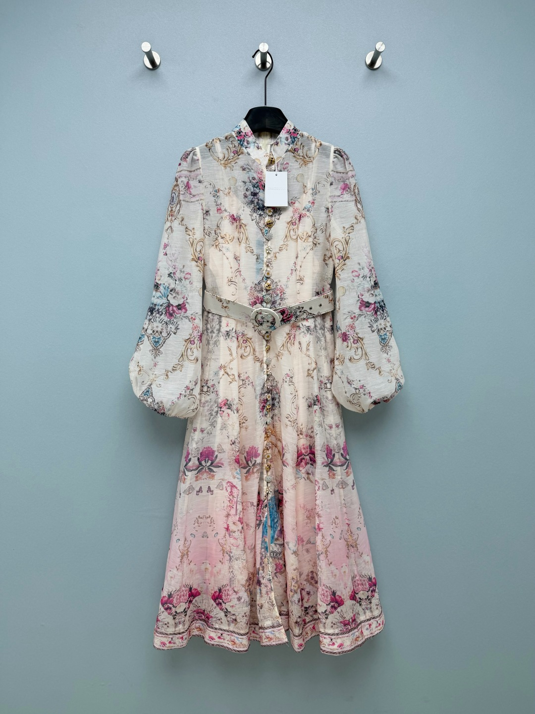 NO:822860,ZIMMERMA*26 new pink-toned palace-style peacock print stand-collar dress (long style) European-style curly grass pattern + watercolor flowers + blue peacock positioning print, which directly brings out the sense of retro nobility. The off-white pink background is gentle to the bone. The multi-shaped decorative buttons on the chest are too exquisite!  Rhinestones, colorful treasures, and daisy shapes, the attention to detail will bring you ecstasy!  The design of the stand-up collar + lantern sleeves perfectly modifies the shoulder and neck lines, and completely covers the flesh. The off-white + pink base color is warm and soft, and the blue peacock print brightens the whole body, showing whiteness without picking up the skin. The yellow-skinned sisters can also easily control the retro palace style and combine it with modern tailoring, taking into account the sense of nobility and fashion, it will never go out of style~ Monochromatic size 4 SMLXLB, Zimmerman-clothing, skirts,19860909ZIMMERMA*26新款粉调宫廷风孔雀印花立领连衣裙（长款） 欧式卷草纹+水彩花卉+蓝孔雀定位印花,直接把复古贵气感拉满,米白粉调底色温柔到骨子里 胸前的多造型装饰纽扣也太精致了吧！水钻、彩宝、雏菊造型,细节控直接狂喜！立领+灯笼袖的设计,完美修饰肩颈线条,拜拜肉全遮住,太绝了米白+粉调底色温柔软糯,蓝孔雀印花提亮整体,显白不挑皮,黄皮姐妹也能轻松驾驭复古宫廷风融合现代剪裁,兼顾贵气感与时尚感,永不过时~ 单色4码SMLXLB,兹默曼-服装,skirts,,Women's clothing
