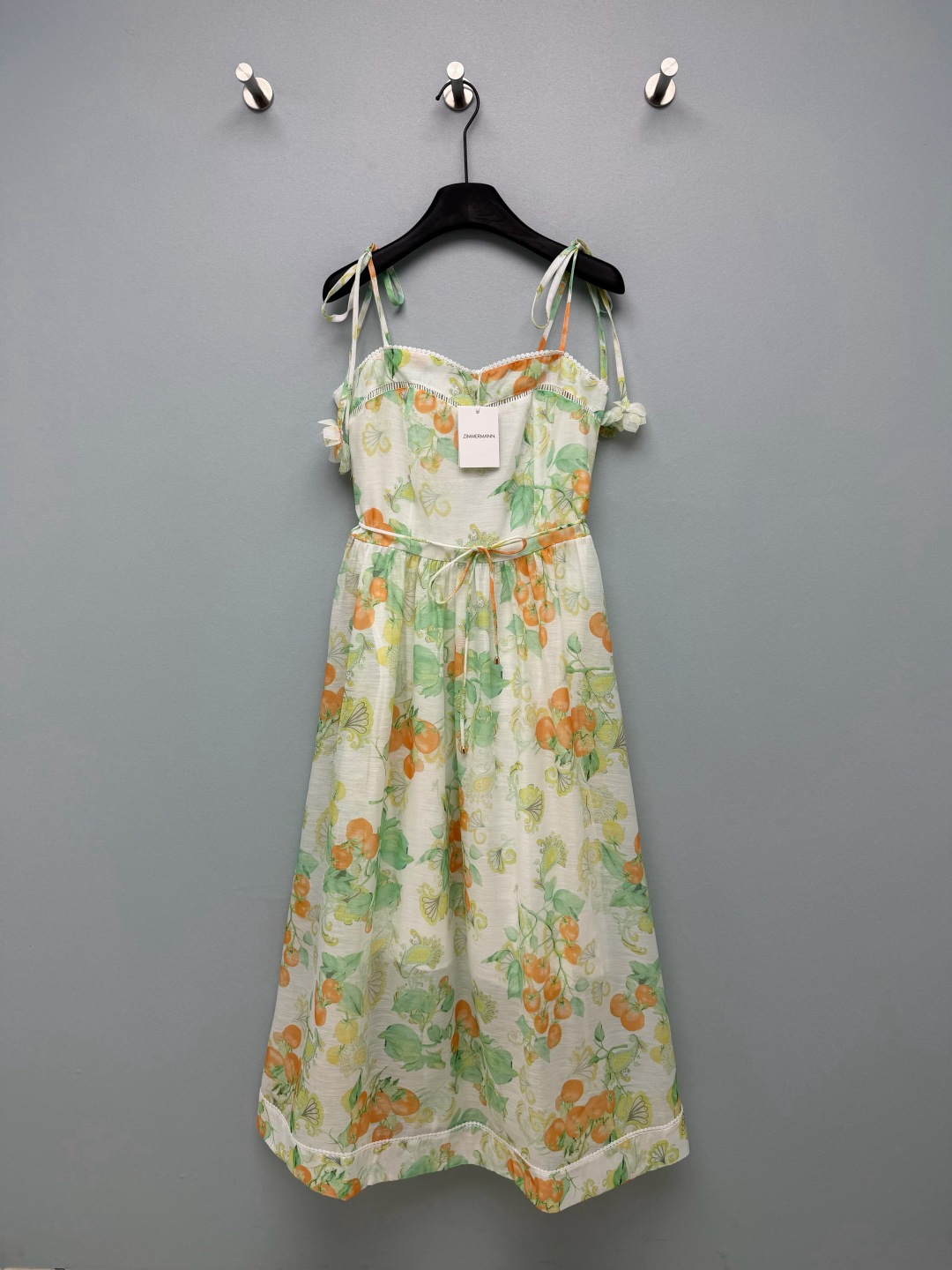 NO:822820,ZIMMERMA*26 new paisley cashew flower print suspender dress with three-dimensional flower straps, two colors. One is the contrasting print with its own exotic style, which is super energetic. When you wear it, you will be the most eye-catching sweet girl at the music festival; the other is the refreshing orange print, which is like wearing a whole spring orchard on your body, gentle and white!  The high-waisted A-line skirt hides a lot of flesh, and the lace-up waist can easily create a slim waist. She looks like a girl who walked out of a French manor!  2 colors and 4 codes SMLXLB, Zimmerman-clothing, skirts,19860909ZIMMERMA*26新款佩斯利腰果花印花吊带连衣裙立体花系肩带 两种花色 一是自带异域风情的撞色印花超有活力,穿上就是音乐节最亮眼的甜妹；另外一款是是清清爽爽的橘子印花,像把一整个春日果园穿在身上,温柔又显白！高腰A字裙摆巨藏肉,系带收腰轻松穿出小蛮腰,直接就是法式庄园里走出来的少女！2色4码SMLXLB,兹默曼-服装,skirts,,Women's clothing