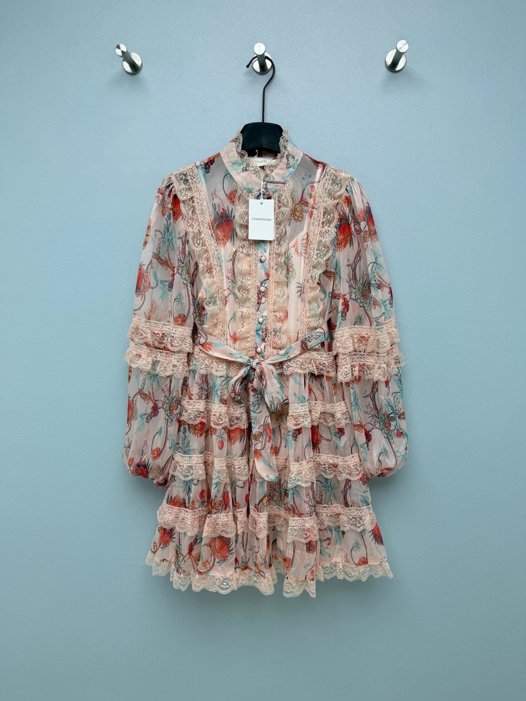 NO:822826,ZIMMERMA*26 new heavy-duty lace floral dress, two colors directly hit me with different styles!  The light pink model is a pastoral girl who is gentle to the core. The nude pink base color is paired with tropical flower prints and layers of lace. She looks like a little princess in a southern French manor when she wears it. The black rose model is a sweet and cool dark princess. The black rose print has a mysterious atmosphere, and the lace ruffles are sweet and lusty. Wear it to a party and slay to the whole audience!  The high-waisted tie + lantern sleeves + cake skirt hides the slimming effect, and can be easily controlled by small people. Whether it is on vacation or on a date, it can easily create an atmospheric blockbuster!  2 colors and 4 codes SMLXLB, Zimmerman-clothing, skirts,19860909ZIMMERMA*26新款重工蕾丝碎花连衣裙 两种配色直接戳中不同风格的我！浅粉款是温柔到骨子里的田园少女,裸粉底色搭配热带花卉印花,蕾丝花边层层叠叠,穿上就是南法庄园里的小公主；黑玫瑰款是又甜又酷的暗黑公主,黑底玫瑰印花自带神秘氛围感,蕾丝荷叶边又甜又欲,派对穿直接slay全场！高腰系带+灯笼袖+蛋糕裙摆,藏肉显瘦效果拉满,小个子也能轻松驾驭,不管是度假还是约会,都能轻松拍出氛围感大片！2色4码SMLXLB,兹默曼-服装,skirts,,Women's clothing