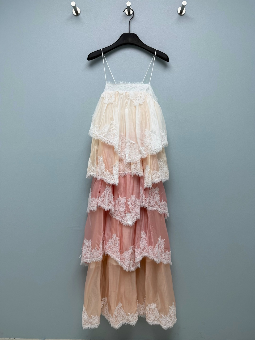 NO:822831,ZIMMERMA*26 New Cake Suspender Dress Fairy!  The gradient from off-white to soft pink is like wearing the sunset on your body. The four-layer lace cake skirt is layered on top of each other, making you feel fairy-like when you walk around. The eyelashes and lace are exquisite to the core!  The thin shoulder straps + back strap design can hide the flesh regardless of body shape. The loose version is super friendly to all body types. Wearing it will look like a princess coming out of a fairy tale~ It has a sense of atmosphere. It will make great photos. It is gentle and healing. Whoever wears it will be a beauty with atmosphere!  Solid color size 4 SMLXLB, Zimmerman-clothing, skirts,19860909ZIMMERMA*26新款蛋糕吊带裙 仙女本仙！米白到柔粉的渐变像把日落穿在身上,四层蕾丝蛋糕裙摆层层叠叠,走动间仙气飘飘,睫毛蕾丝花边精致到骨子里！细肩带+后绑带设计,不挑身材还能藏住肉肉,宽松版型对各种身材都超友好,穿上就是从童话里走出来的公主～自带氛围感,拍照巨出片,温柔又治愈,谁穿谁是氛围感美女！单色4码SMLXLB,兹默曼-服装,skirts,,Women's clothing
