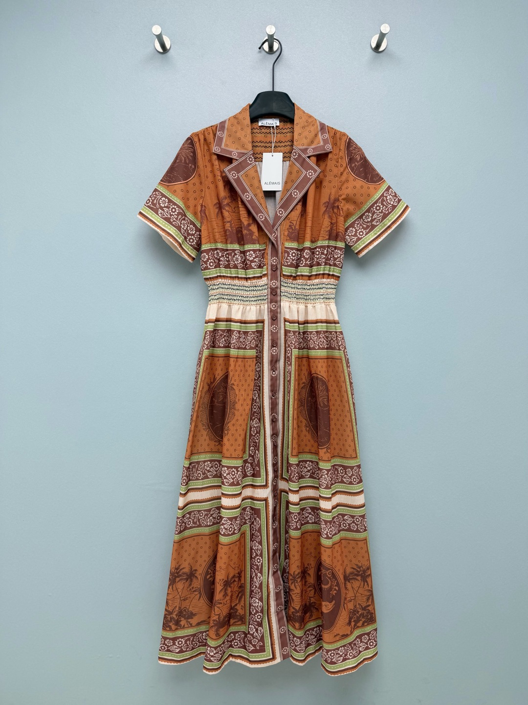 NO:822840,ALMAI*26 New Lapel Printed Waist Shirt Dress  Mainly in retro brown tones, with resort-style prints such as tropical plants and crocodiles, it combines American retro and bohemian style, giving it a relaxed holiday atmosphere. The suit lapel + short-sleeved shirt design, paired with a high-waisted waist + A-line large skirt, can be worn at the same time  It optimizes the shoulder and neck lines, and can easily create a high waistline, hiding the flesh and showing a slimming effect. The buttoned placket design, with contrasting color binding and printed splicing, has exquisite details; the waistband is full of elasticity, and is highly tolerant to various body types. The texture and atmosphere can directly increase the sense of texture!  Single color code 4 SMLXLB, Zimmerman-clothing,skirts,shirts,T-shirt,business suit,19860909ALMAI*26新款翻领印花收腰衬衫连衣裙 以复古棕调为主,搭配热带植物、鳄鱼等度假风印花,融合美式复古与波西米亚风情,自带松弛的度假氛围感.西装翻领+短袖衬衫式设计,搭配高腰打揽收腰+A字大裙摆,既能优化肩颈线条,又能轻松打造高腰线,藏肉显瘦效果拉满.门襟排扣设计,搭配撞色包边与印花拼接,细节精致；打揽腰头弹力十足,对各种身材包容度高.质感氛围感直接拉满！单色4码SMLXLB,兹默曼-服装,skirts,shirts,T-shirt,business suit,,Women's clothing
