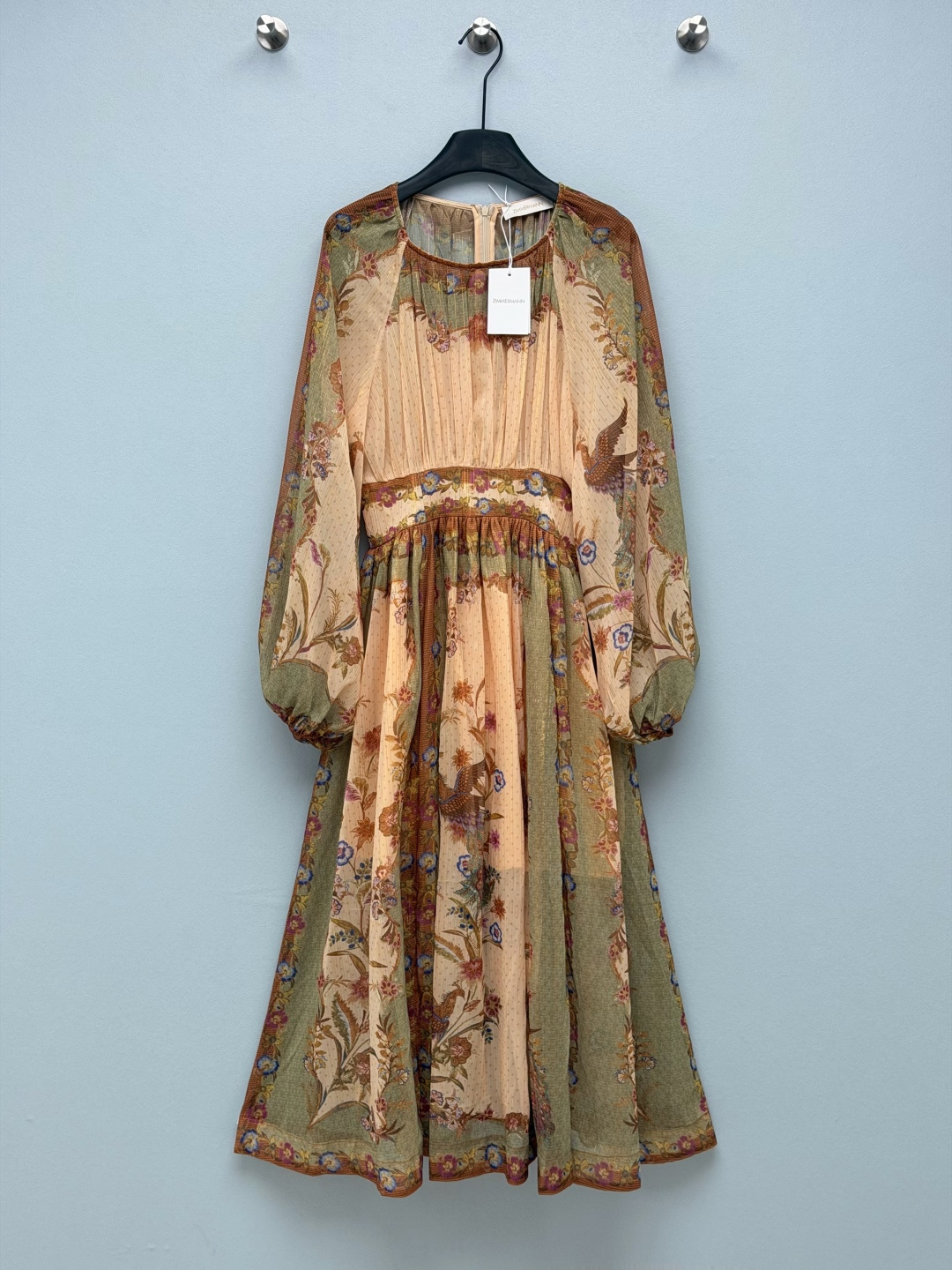 NO:822836,ZIMMERMA*26's new mid-length dress with a bohemian retro feel adopts an old-fashioned Morandi color scheme. It is based on apricot, olive green and caramel brown, creating a rich oil painting atmosphere. It is made of chiffon fabric with fine glitter lines and a micro-glitter texture.  Light and elegant with a strong sense of drape; the accordion pleat craft on the upper body + high-waist design perfectly optimizes body proportions and hides the slimming effect. The bubble lantern sleeve design modifies the arm lines and has a lazy atmosphere with a peacock flower positioning print. The details are exquisite and not cluttered. It comes with an exotic retro filter.  The mid-length A-line skirt is flexible and elegant when walking around, and is very tolerant to all body shapes. The invisible zipper design in the back makes it easy to put on and take off, taking into account both beauty and practicality!  Solid color size 4 SMLXLB, Zimmerman-clothing, skirts,19860909ZIMMERMA*26新款波西米亚复古感的中长款连衣裙,整体采用做旧感的莫兰迪配色,以米杏色为基底,搭配橄榄绿与焦糖棕,晕染出浓郁的油画氛围.选用带细金葱线的雪纺面料,自带微闪肌理,轻盈飘逸且垂坠感强；上半身的风琴褶工艺+高腰收腰设计,完美优化身材比例,藏肉显瘦效果拉满.泡泡灯笼袖设计,修饰手臂线条,自带慵懒氛围感孔雀花卉定位印花,细节精致不杂乱,自带异域复古滤镜 中长款A字裙摆,走动间灵动飘逸,对各种身材包容度超高 后中隐形拉链设计,穿脱方便,兼顾美观与实用性！单色4码SMLXLB,兹默曼-服装,skirts,,Women's clothing