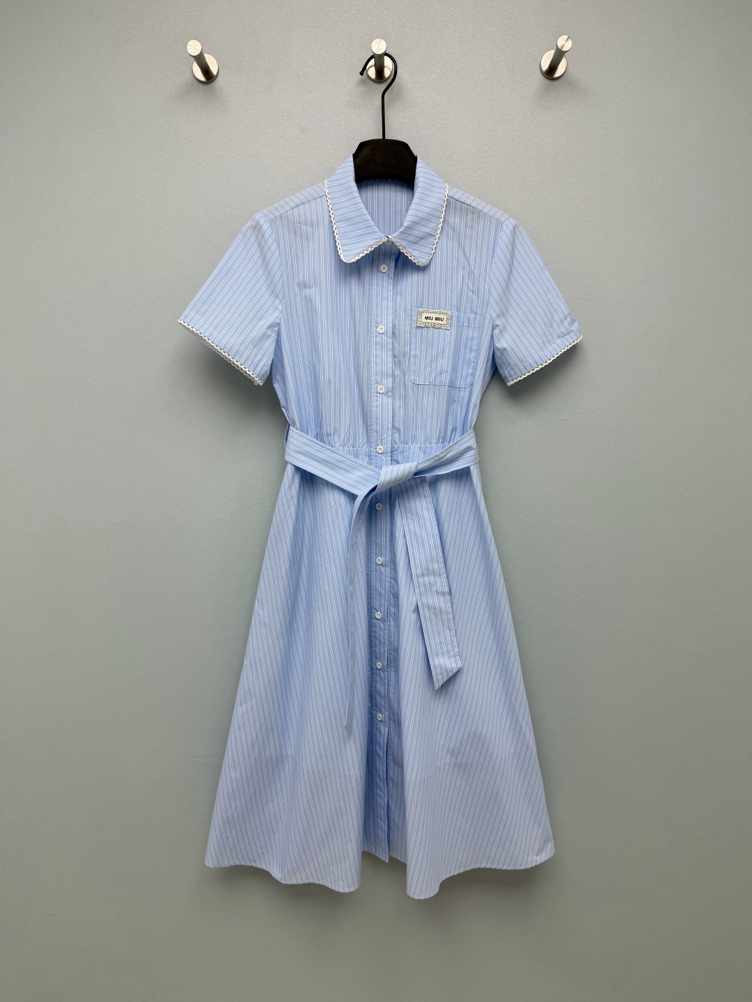 NO:822896,Miumi*26 new college style shirt dress  The white lace binding on the collar and cuffs breaks the monotony of the stripes and brings a sweet temperament; the brand woven label on the left chest is the finishing touch, low-key and enhances recognition. It is matched with the same fabric belt, which can be freely adjusted to create a high waistline, optimize body proportions, and is also friendly to pear-shaped figures. The blue and white vertical stripes have a visual slimming effect, and the fabric is breathable and comfortable, very suitable for spring and summer wear, and has a fresh age-reducing buff. This blue and white striped shirt dress really understands the hearts of girls!  Single color size 3 SMLC, Miu Miu-clothing, miumiu, skirts, shirts,19860909Miumi*26新款学院风衬衫裙 领口与袖口的白色蕾丝包边,打破了条纹的单调感,自带甜美气质；左胸的品牌织标是点睛之笔,低调提升辨识度.配套同面料腰带,可自由调节松紧,轻松打造高腰线,优化身材比例,对梨形身材也很友好.蓝白竖条纹自带视觉显瘦效果,面料透气舒适,非常适合春夏穿着,自带清新减龄buff.这件蓝白条纹衬衫裙真的太懂少女心了！单色3码SMLC,缪缪-服装,miumiu,skirts,shirts,,Women's clothing