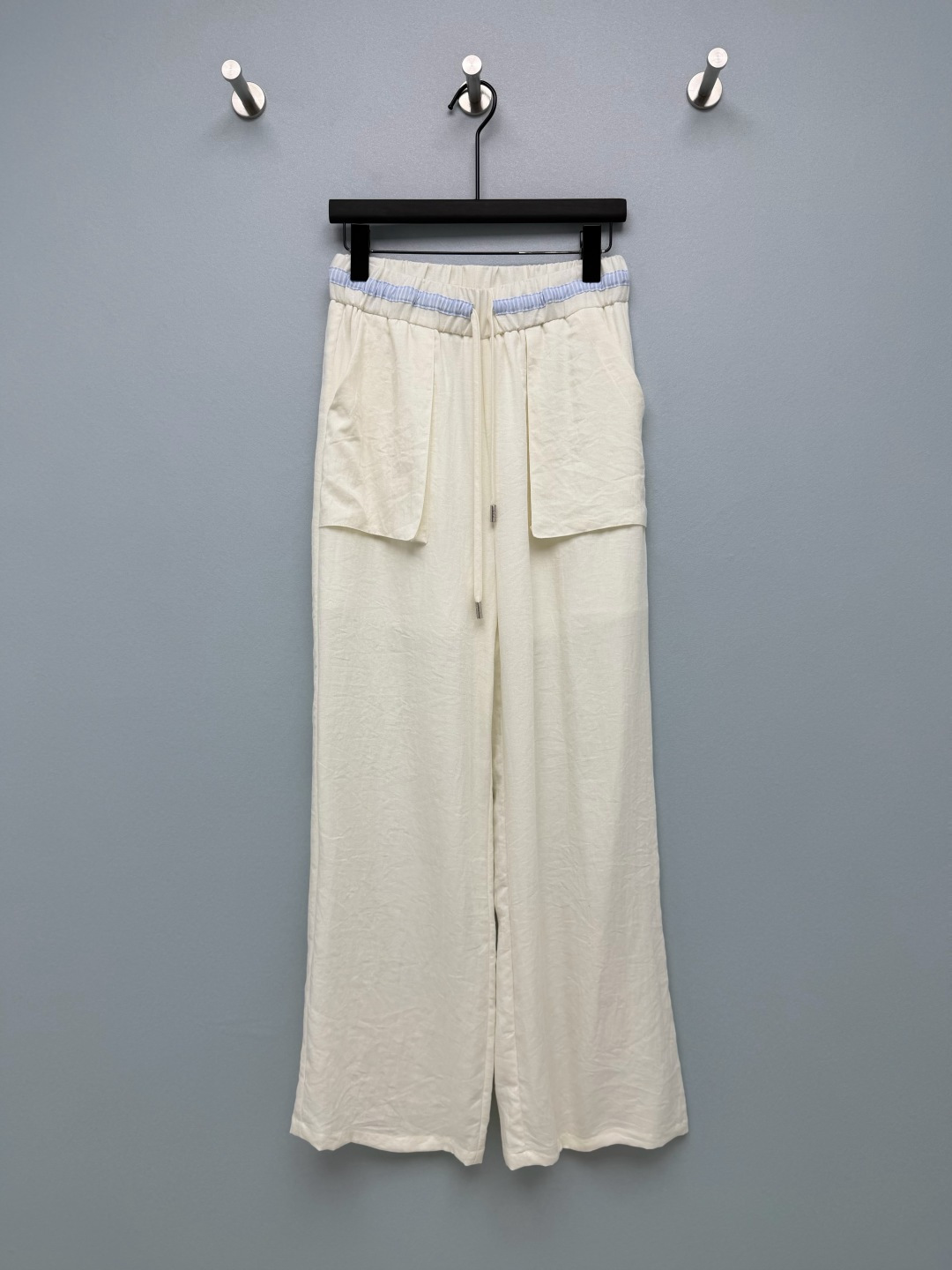 NO:822901,miumi*26's new wide-leg trousers with blue and white stripes at the waist break the monotony of solid colors and bring a refreshing college atmosphere; the drawstring design is easy to adjust the elasticity and is friendly to various waist sizes. The combination of large front pockets and small branded pockets on the back combines practicality and design. The lace woven label on the back pocket is a low-key and exquisite detail. The high-waisted wide-leg version instantly raises the waistline, and the loose trouser legs hide the flesh and show straight legs!  3 colors and 3 codes SMLC, Miu Miu-clothing, miumiu,19860909miumi*26新款腰头拼接蓝白条纹阔腿长裤 打破纯色单调感,自带清爽学院氛围；抽绳设计方便调节松紧,对各种腰围都很友好.前片大口袋+后片带品牌标小口袋的组合,兼顾实用性与设计感,后袋的蕾丝边织标更是低调的精致细节.高腰阔腿版型瞬间拉高腰线,宽松裤管藏肉又显腿直！3色3码SMLC,缪缪-服装,miumiu,,Women's clothing