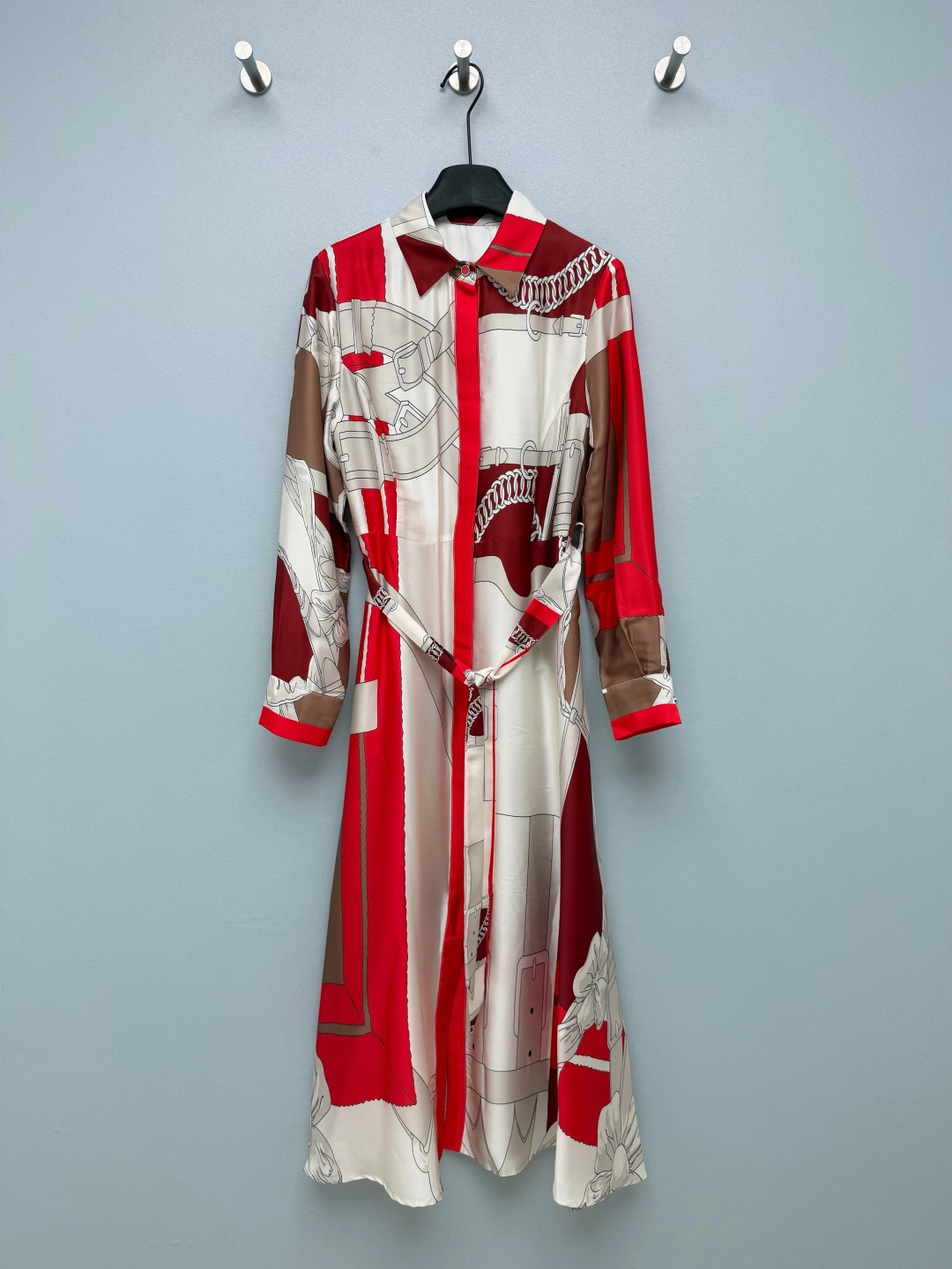 NO:822915,HERME*26's new silk printed lapel long-sleeved dress is inspired by the iconic harness, belt buckle, chain and bow elements. It is spliced in red, brown and white. The colors are retro and recognizable. It has the artistic sense of French silk scarf painting and is instantly recognizable. The drapey satin fabric is very comfortable on the upper body, and the luster in the sun is directly inspiring. It is also cool to wear in summer.  The same color contrasting lapel + placket design weakens the complexity of the printing and adds a sense of neatness; the metal buttons are branded, and the cuffs and hem are neatly aligned, showing a sense of quality!  It doesn't look old-fashioned at all, but has a lazy and noble French accent. 3 colors and 4 sizes SMLXL AS, Hermès-clothing, hermes, hermes, skirts, real silk,19860909HERME*26新款真丝印花翻领长袖连衣裙 以标志性的马具、皮带扣、链条与蝴蝶结元素为灵感,采用红、棕、白三色拼接,色彩复古又富有辨识度,自带法式丝巾画的艺术感,辨识度直接拉满.垂坠感缎面面料上身巨舒服,阳光下的光泽感直接封神,夏天穿也冰冰凉凉的 同色系撞色翻领+门襟设计,弱化印花的繁杂感,增加利落感；金属纽扣带有品牌标识,袖口与衣摆的走线工整,尽显品质感！完全不会显老气,反而有种慵懒又贵气的法式腔调 3色4码SMLXL AS,爱马仕-服装,hermes,hermes,skirts,real silk,,Women's clothing