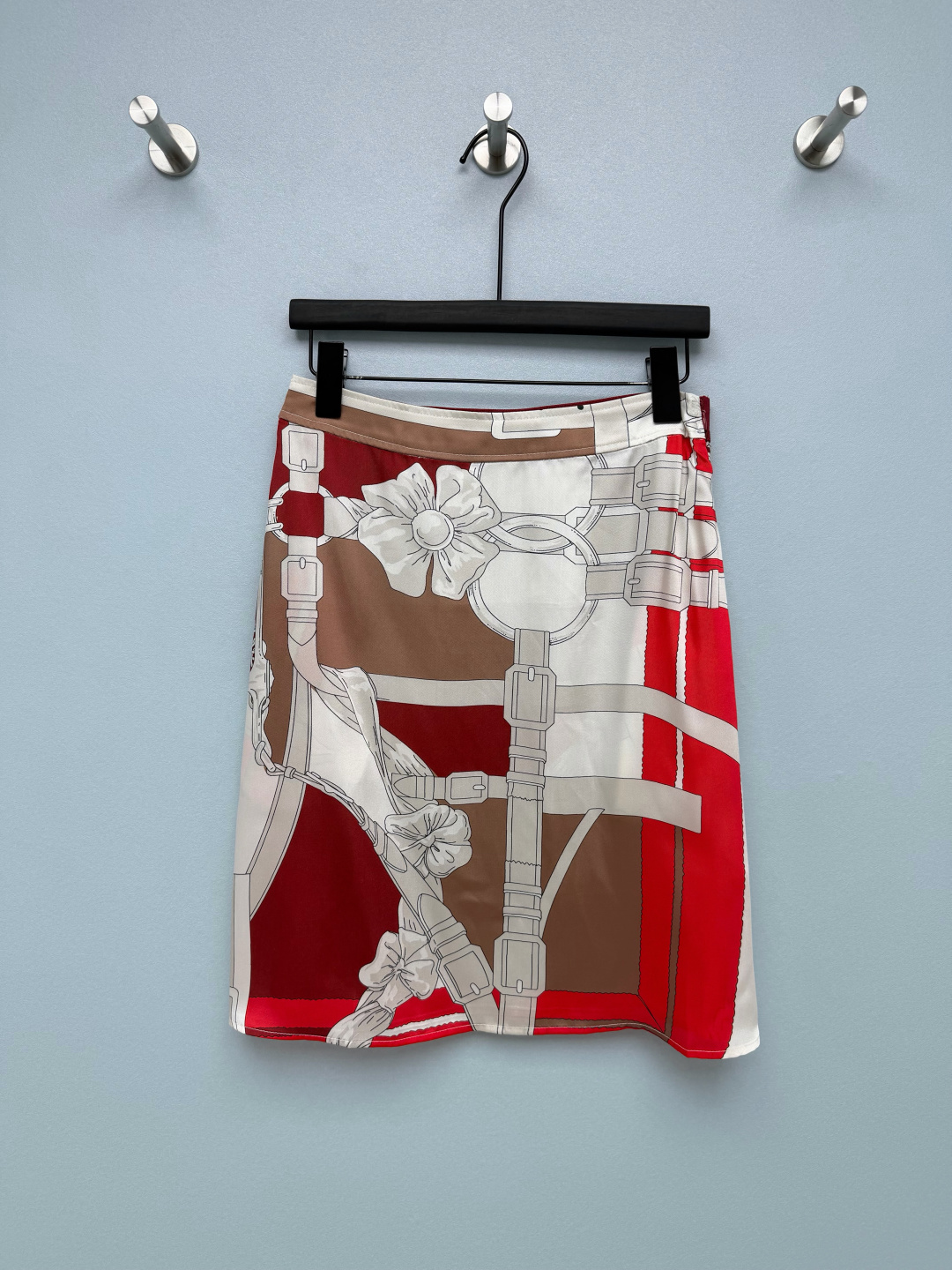 NO:822910,HERME*26's new silk printed skirt is inspired by the iconic harness, belt buckle, chain and bow elements. It is stitched in three colors of red, brown and white. The colors are retro and recognizable. It has the artistic sense of French silk scarf painting, which makes it instantly recognizable. The drapey satin fabric is very comfortable on the upper body, and the luster in the sun is directly flattering. It is also cool to wear in summer.  The high-waisted straight version has the effect of hiding the flesh directly. Sisters with wide hips and thick legs can close their eyes and walk with an elegant aura. The details of the elastic waistband on the back are also very considerate. The side zippers are effortless to put on and take off. The gentle and noble feeling is welded on the body!  Single color size 4 SMLXL AS,Hermes-clothing,hermes,hermes,skirts,real silk,19860909HERME*26新款真丝印花短裙 以标志性的马具、皮带扣、链条与蝴蝶结元素为灵感,采用红、棕、白三色拼接,色彩复古又富有辨识度,自带法式丝巾画的艺术感,辨识度直接拉满.垂坠感缎面面料上身巨舒服,阳光下的光泽感直接封神,夏天穿也冰冰凉凉的 高腰直筒版型,藏肉效果直接拉满,胯宽腿粗的姐妹闭眼冲,走路自带飘逸气场 后片弹力腰头的细节也超贴心,侧边拉链穿脱完全不费劲 温柔显贵感焊在身上！ 单色4码SMLXL AS,爱马仕-服装,hermes,hermes,skirts,real silk,,Women's clothing