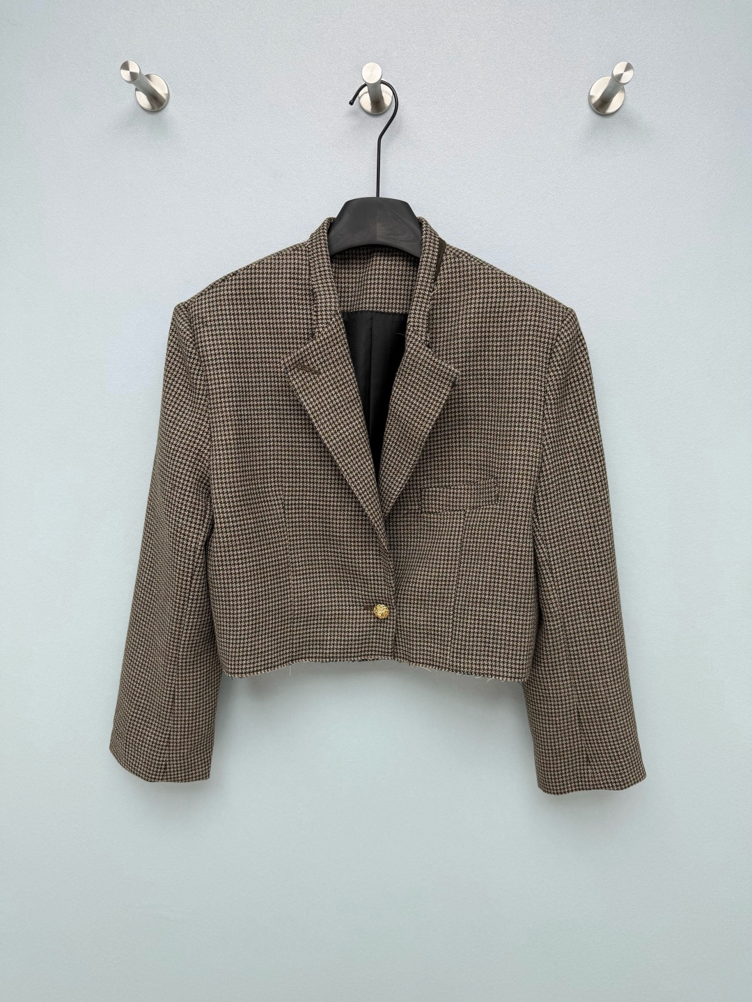 NO:822906,chan*l26 early autumn new houndstooth short suit jacket high version silk lined version  Pay attention to details to differentiate the version. The classic brown-toned houndstooth wool blended fabric has its own texture and retro atmosphere. The fabric is thick and stylish, with both warmth and texture. The plaid pattern is delicate and not messy, and the upper body comes with a British retro filter, making it easy to wear a high-end look.  .The golden carved buttons on the front are the finishing touch, and the vintage and distressed pattern design is exquisite and recognizable, which enhances the overall sense of nobility. The interior is full of details, with the striped lining with the brand logo, the workmanship is neat, and the details highlight the quality!  Solid color size 3 36.38.40 B, Chanel-clothing,chanel,chanel,jackets & coats,business suit,real silk,19860909chan*l26早秋新款千鸟格短款西装外套 高版本 真丝内衬版本 注意细节区分版本采用经典棕调千鸟格羊毛混纺面料,自带肌理感和复古氛围,面料厚实有型,保暖性与质感兼具.格纹细腻不杂乱,上身自带英伦复古滤镜,轻松穿出高级感.前襟的金色雕花纽扣是点睛之笔,复古做旧的花纹设计精致又有辨识度,提升了整体的贵气感.内里细节满满,带有品牌标识的条纹衬里,做工走线工整,细节处彰显品质！单色3码36.38.40 B,香奈儿-服装,chanel,chanel,jackets & coats,business suit,real silk,,Women's clothing