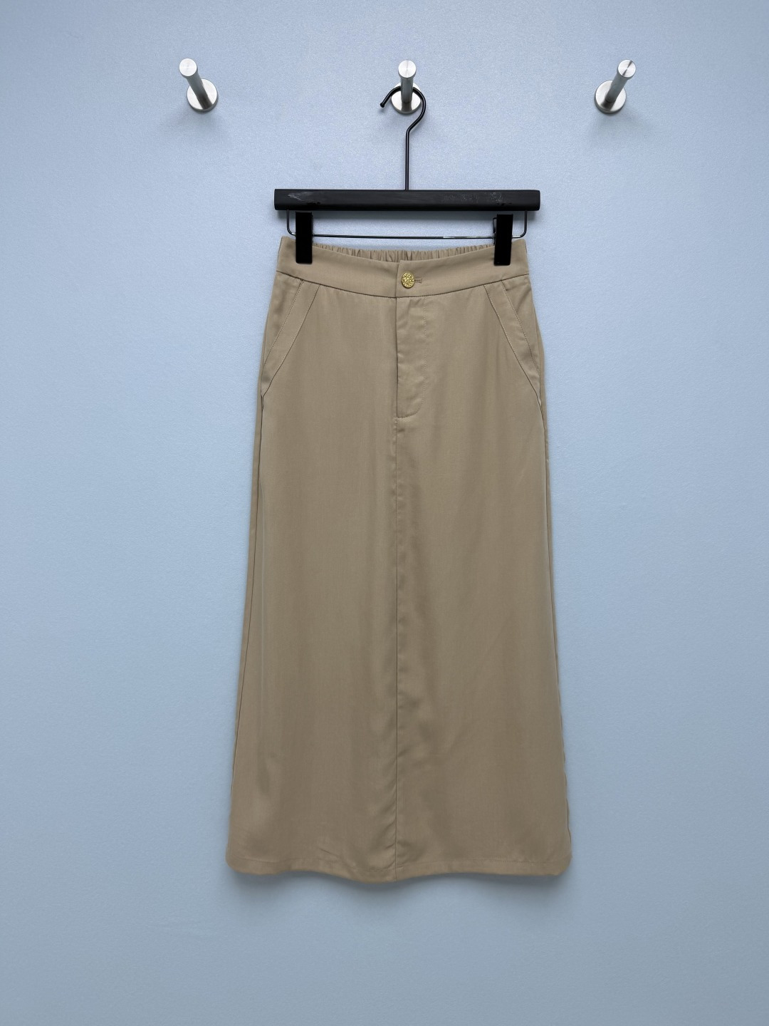 NO:822866,chan*l26 new tencel straight skirt  The golden button on the front is a visual highlight, low-key and textured, breaking the monotony of the basic model. The white double C line embroidery on the back pocket is an unobtrusive design, making the basic model recognizable and avoiding awkward collisions. The diagonal pockets on both sides + the flat design of the back waist take into account practicality and neatness. The high-waisted double pleats + draped wide-leg version instantly raises the waistline, hides the flesh and shows straight legs, and the pear-shaped figure is directly welded to the body!  2 colors and 3 codes SMLSS, Chanel-clothing, chanel, chanel, skirts,19860909chan*l26新款天丝直筒半裙 前襟的金色纽扣是视觉亮点,低调又显质感,打破了基础款的单调感.背后口袋的白色双C线条刺绣,是不张扬的设计感,让基础款也能穿出辨识度,避免撞款尴尬.两侧斜插口袋+后腰平整设计,兼顾实用性与利落感,高腰双褶+垂坠阔腿版型,瞬间拉高腰线,藏肉又显腿直,梨形身材直接焊在身上！2色3码SMLSS,香奈儿-服装,chanel,chanel,skirts,,Women's clothing