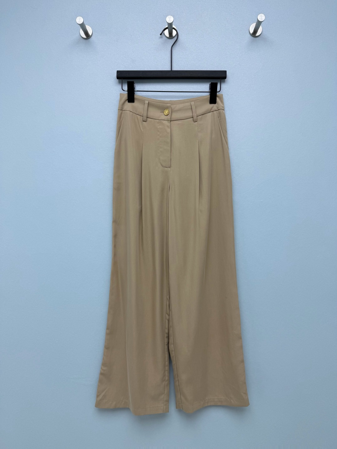 NO:822869,chan*l26 new tencel wide leg pants  The golden button on the front is a visual highlight, low-key and textured, breaking the monotony of the basic model. The white double C line embroidery on the back pocket is an unobtrusive design, making the basic model recognizable and avoiding awkward collisions. The diagonal pockets on both sides + the flat design of the back waist take into account practicality and neatness. The high-waisted double pleats + draped wide-leg version instantly raises the waistline, hides the flesh and shows straight legs, and the pear-shaped figure is directly welded to the body!  2 colors and 3 codes SMLSS, Chanel-clothing, chanel, chanel,19860909chan*l26新款天丝阔腿裤 前襟的金色纽扣是视觉亮点,低调又显质感,打破了基础款的单调感.背后口袋的白色双C线条刺绣,是不张扬的设计感,让基础款也能穿出辨识度,避免撞款尴尬.两侧斜插口袋+后腰平整设计,兼顾实用性与利落感,高腰双褶+垂坠阔腿版型,瞬间拉高腰线,藏肉又显腿直,梨形身材直接焊在身上！2色3码SMLSS,香奈儿-服装,chanel,chanel,,Women's clothing