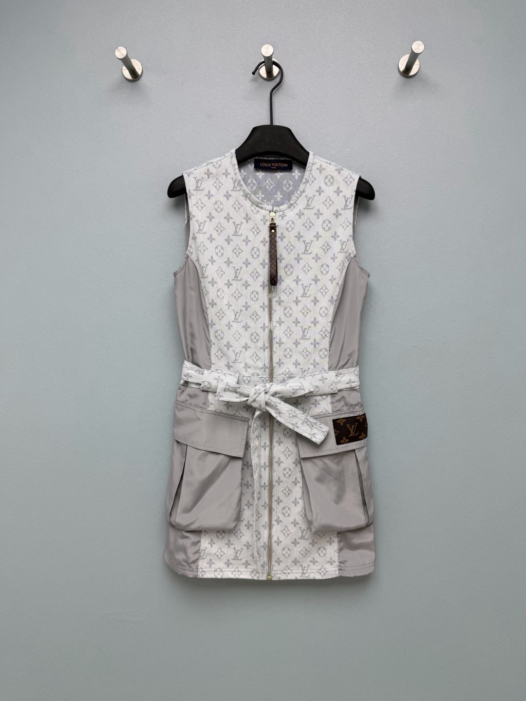 NO:822873,Louis Vuitto*26 new Monogram jacquard fabric vest dress  The white model has hidden embossing of the same color, showing brand recognition in a low-key manner; the zipper pullers and pocket panels are made of classic old-fashioned leather, and the details enhance the luxurious texture. The round neck + full zipper design makes it easy to put on and take off, and the zipper can also be unzipped to become sleeveless  Wear a vest to realize multiple wears. It comes with a belt of the same fabric, which can be freely adjusted to create a high waistline and optimize body proportions; the A-line hem that is short in the front and long in the back + large nylon work pockets on both sides are both practical and can modify the waist and hip lines!  High luxury and practicality online 2 colors 3 codes SML,Louis Vuitton-clothing,louis vuitton,louis vuitton,loro piana,skirts,19860909Louis Vuitto*26新款Monogram提花面料马甲背心裙 白色款暗藏同色系压纹,低调呈现品牌辨识度；拉链头、口袋饰片均使用经典老花皮革,细节处强化奢华质感.圆领+全开襟拉链设计,穿脱方便,也可解开拉链当无袖马甲穿,实现一衣多穿.配套同面料腰带,可自由调节松紧,轻松打造高腰线,优化身材比例；前短后长的A字下摆+两侧尼龙工装大口袋,既实用又能修饰腰臀线条！高奢感与实用性双在线2色3码SML,路易威登-服装,louis vuitton,louis vuitton,loro piana,skirts,,Women's clothing
